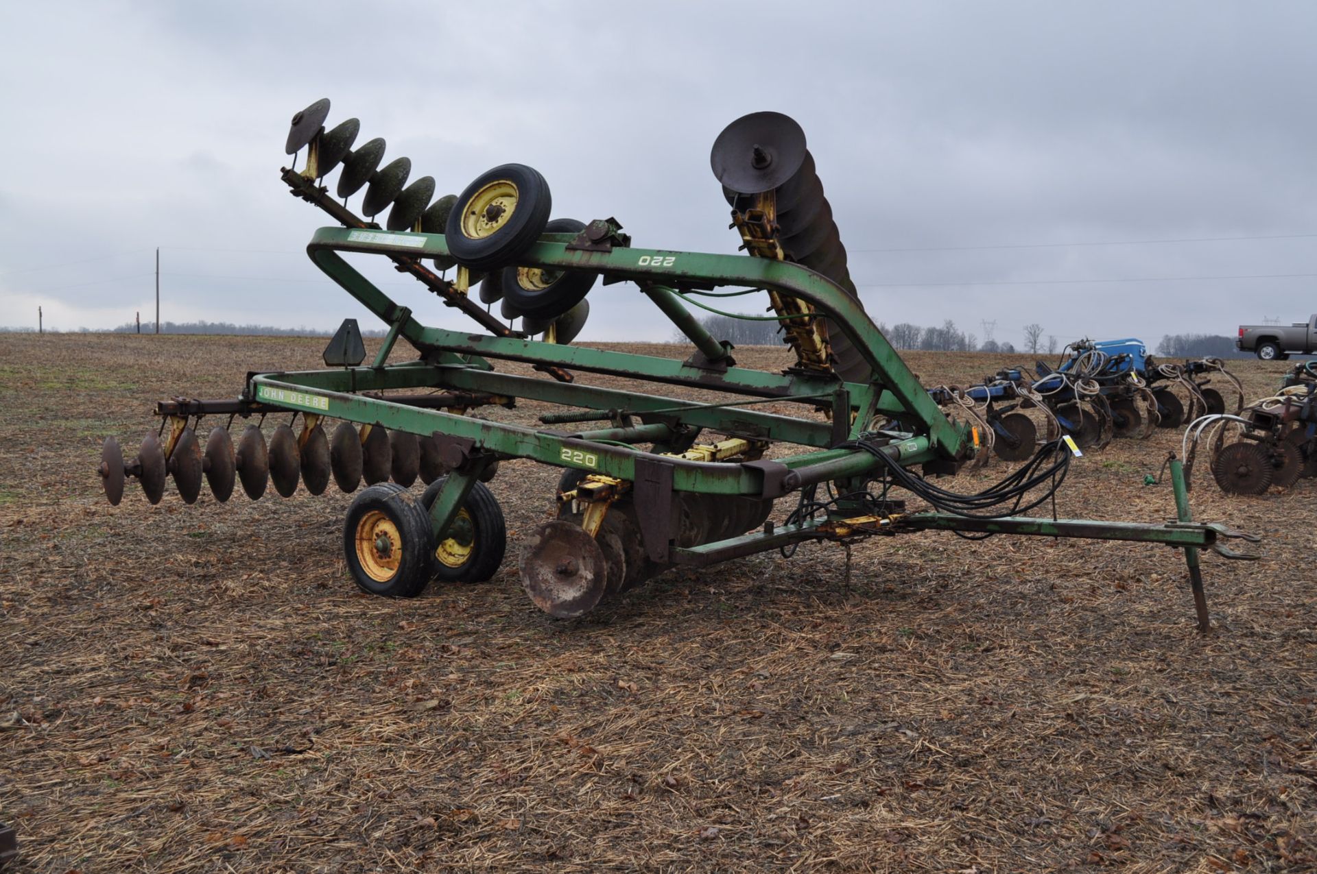 18’ John Deere 220 disc, hyd fold, 9 inch spacing - Image 4 of 15