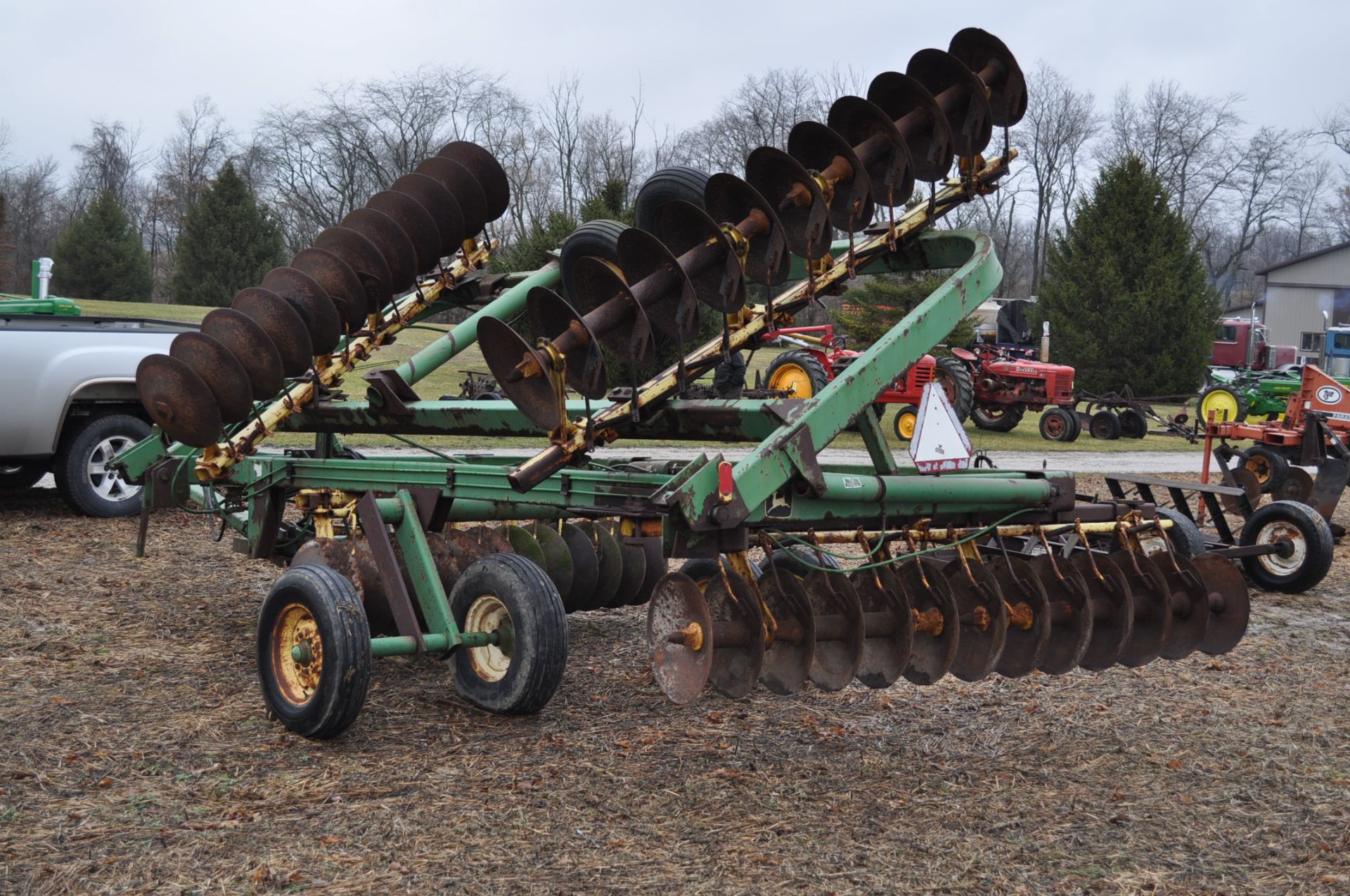 18’ John Deere 220 disc, hyd fold, 9 inch spacing - Image 2 of 15