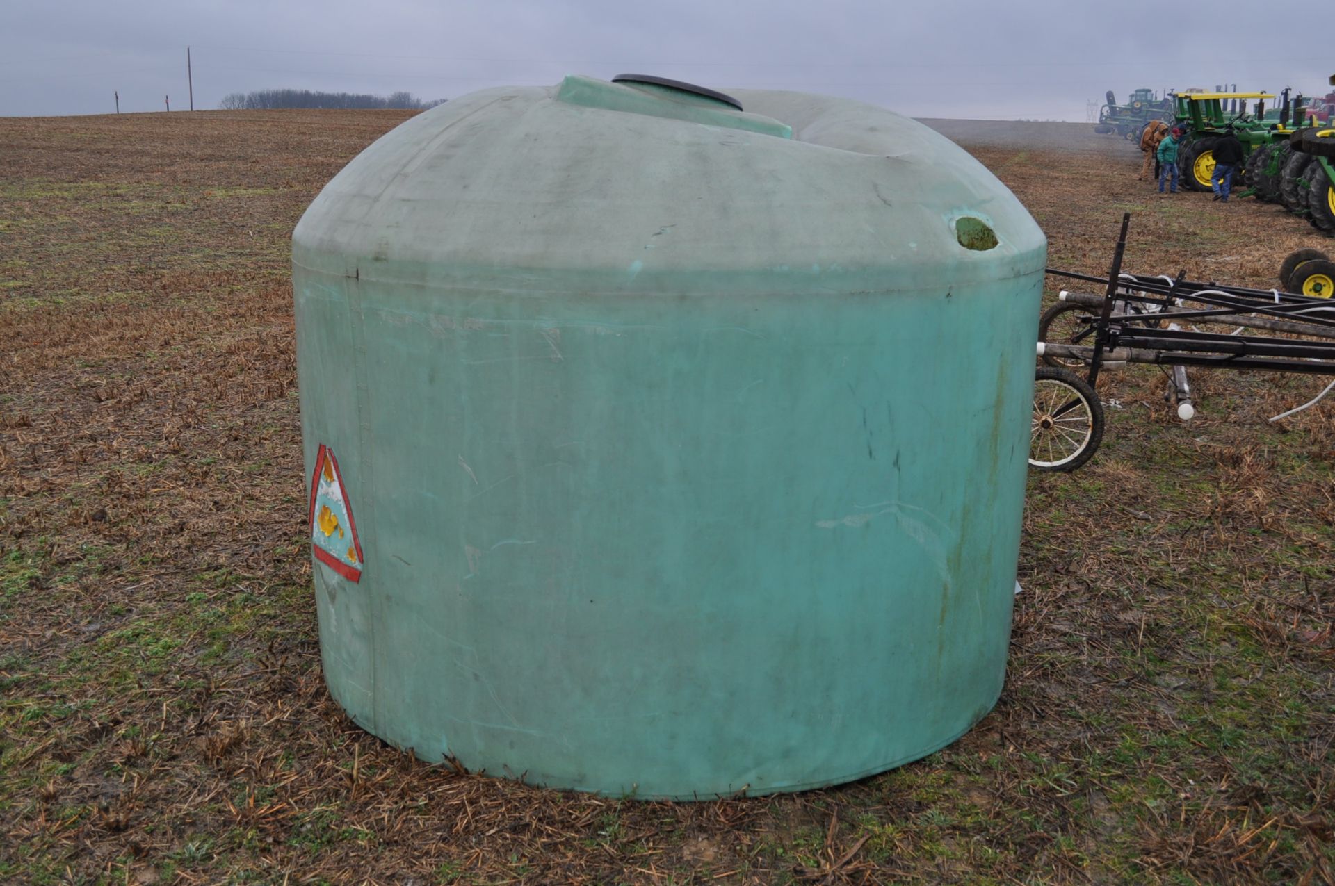 1200 gallon flat bottom poly tank, hole in top - Image 3 of 7