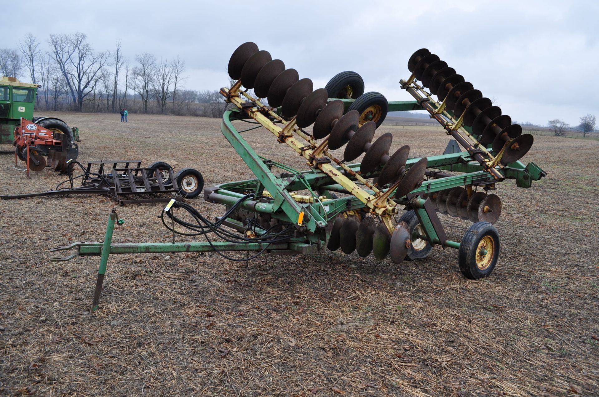 18’ John Deere 220 disc, hyd fold, 9 inch spacing