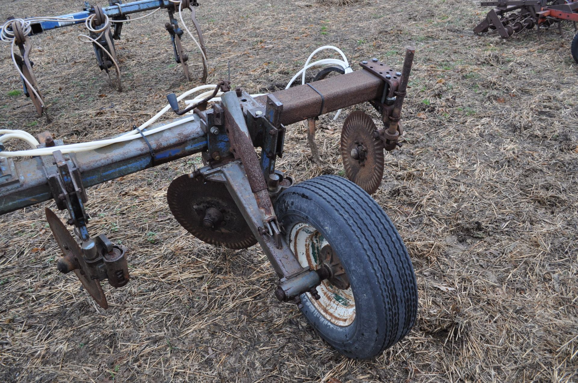 11-shank Blu Jet NH3 bar, 3 pt, hyd fold, gauge wheels, rear hitch, leading coulters - Image 8 of 9