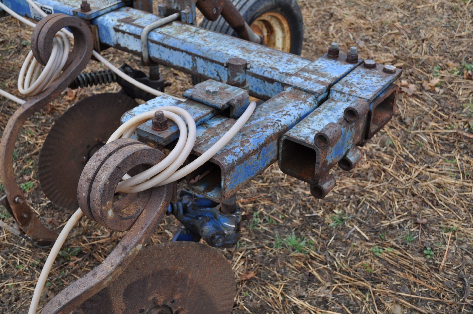 11-shank Blu Jet NH3 bar, 3 pt, hyd fold, gauge wheels, rear hitch, leading coulters - Image 10 of 10