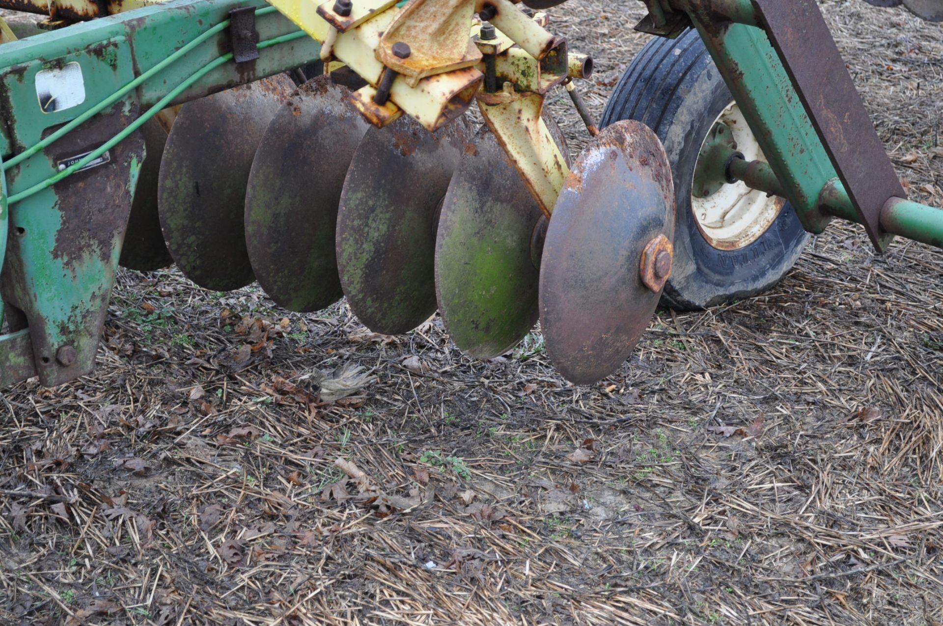 18’ John Deere 220 disc, hyd fold, 9 inch spacing - Image 7 of 15