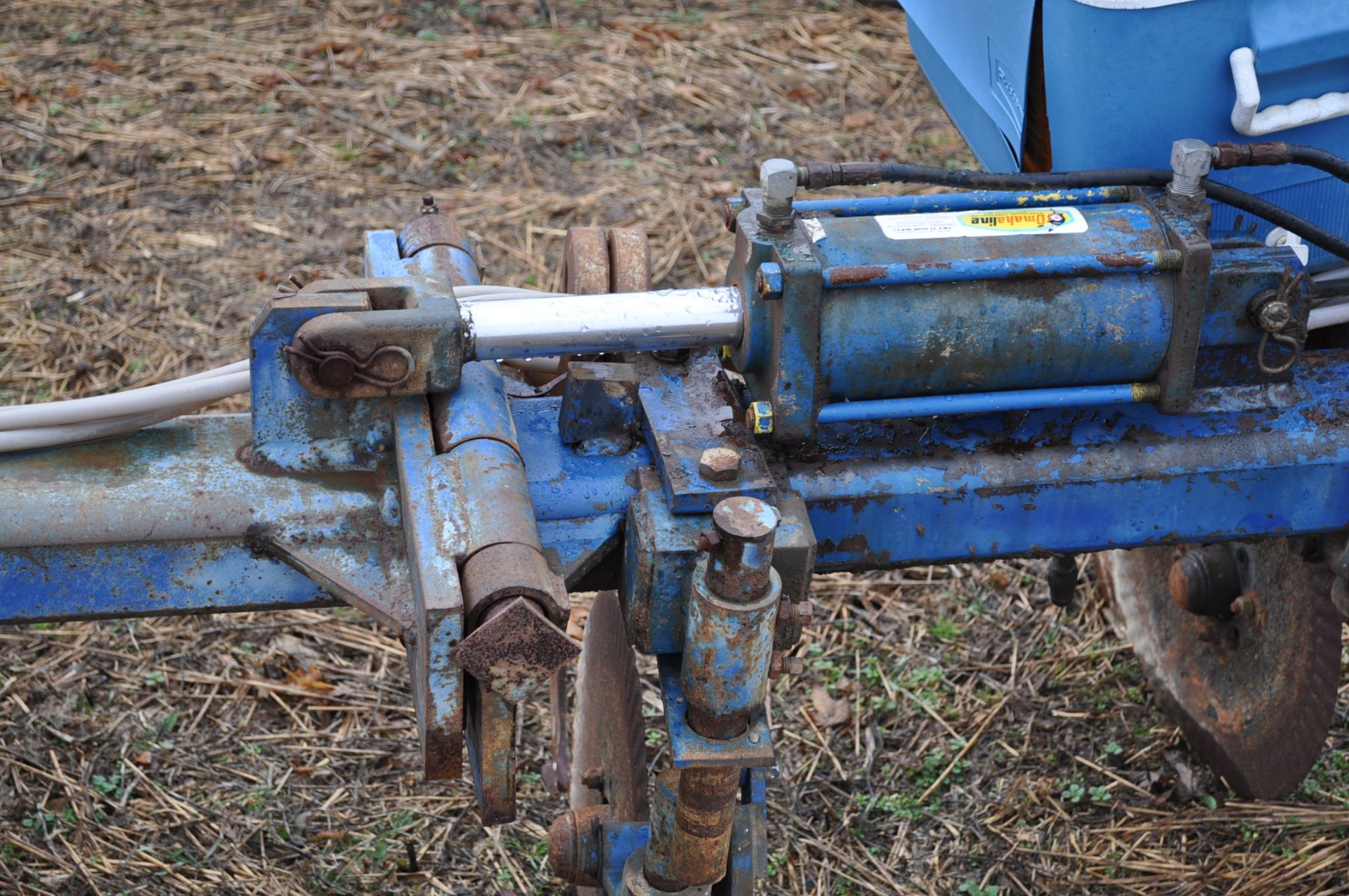 11-shank Blu Jet NH3 bar, 3 pt, hyd fold, gauge wheels, rear hitch, leading coulters - Image 5 of 10