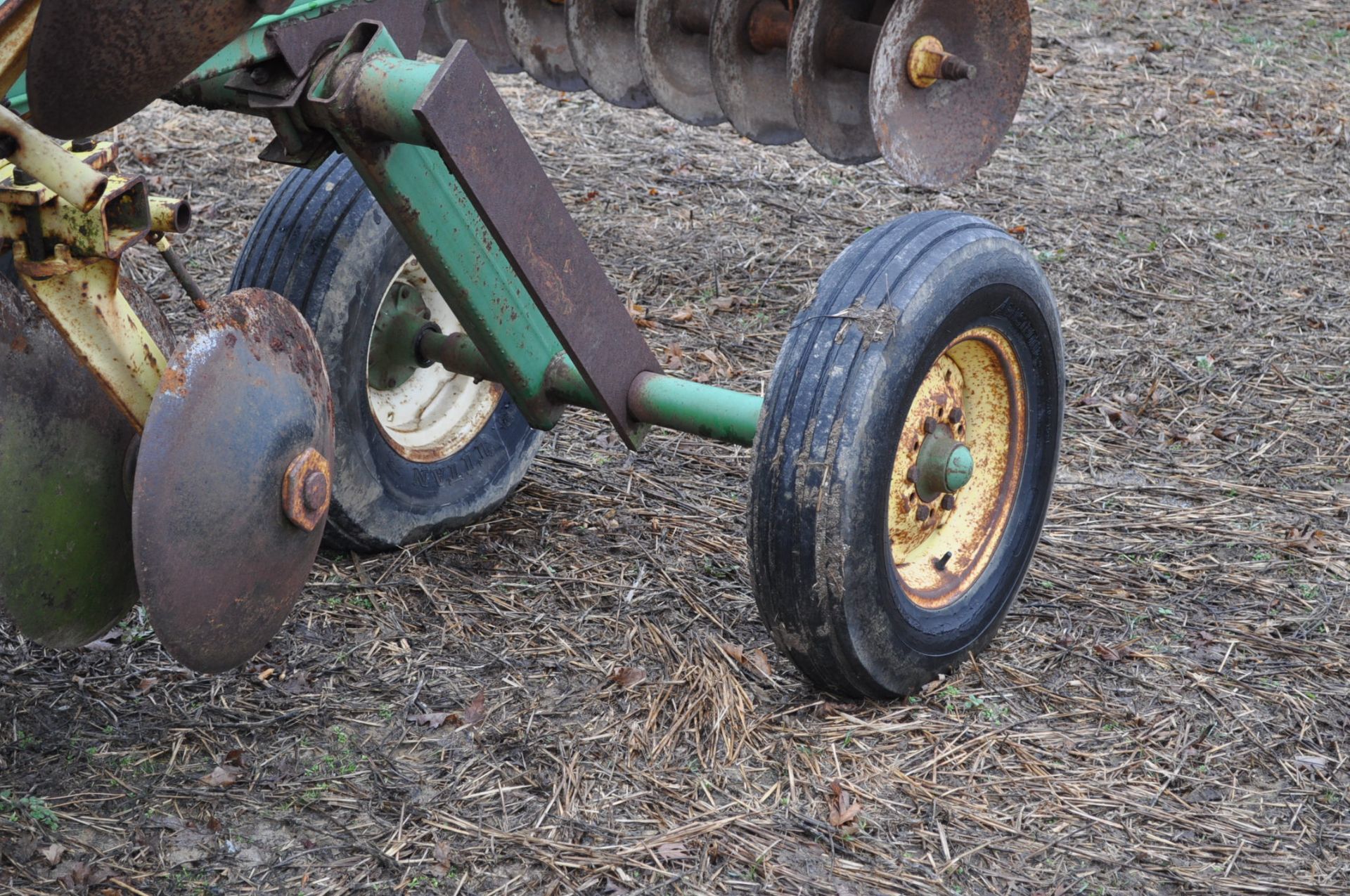 18’ John Deere 220 disc, hyd fold, 9 inch spacing - Image 8 of 15