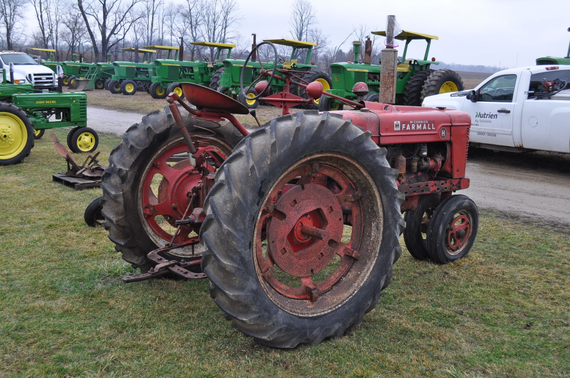 McCormick Farmall H tractor, 12.4-38 rear, narrow front, side pulley, 540 pto, SN FBH273308XL - Image 3 of 14