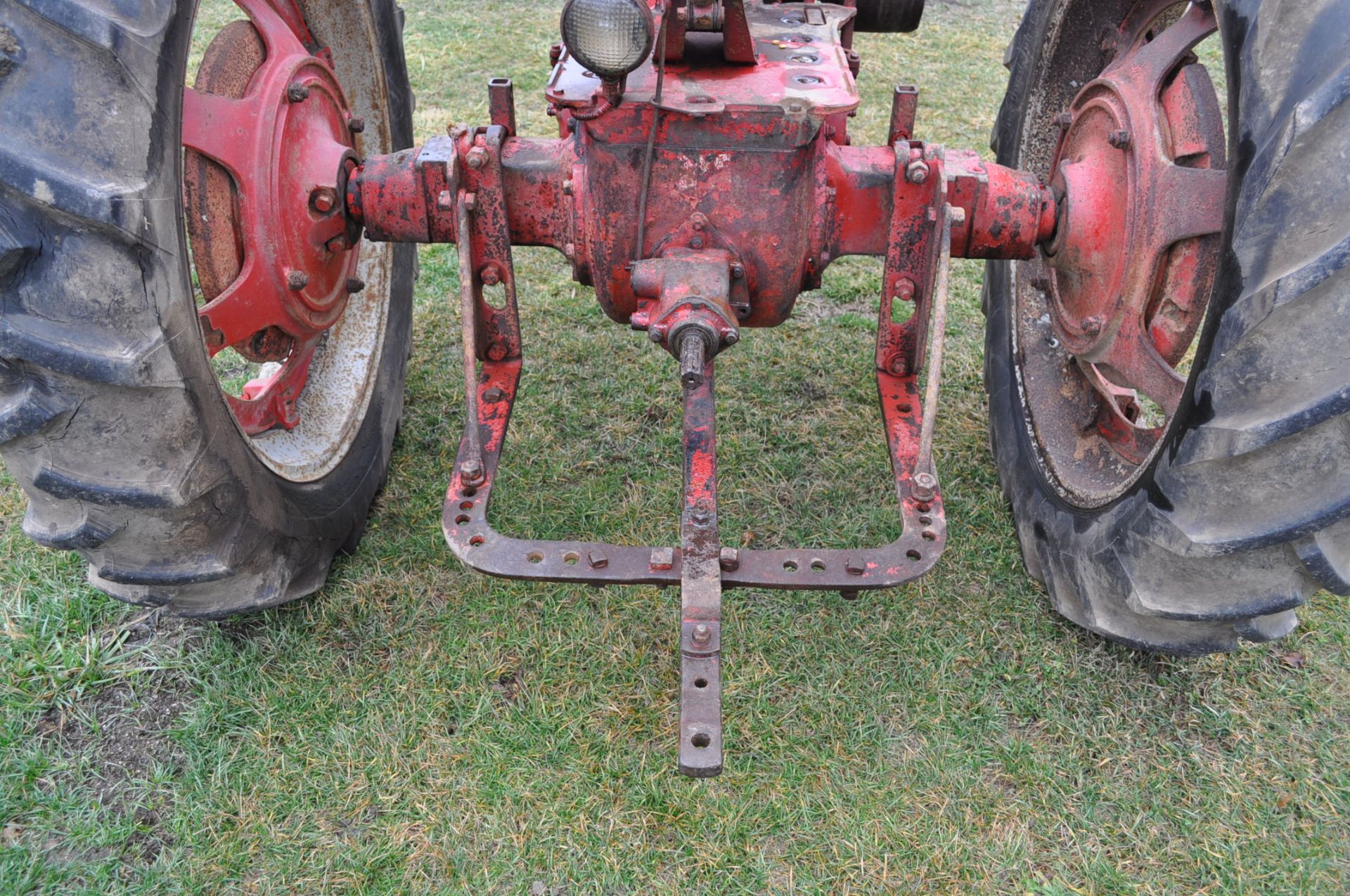 McCormick Farmall H tractor, 12.4-38 rear, narrow front, side pulley, 540 pto, SN FBH273308XL - Image 8 of 14