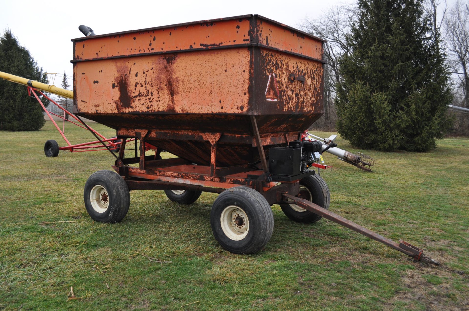 300 bushel gravity seed wagon, 15’ poly cup auger, hyd power unit, 12.5-15 tires - Image 4 of 7