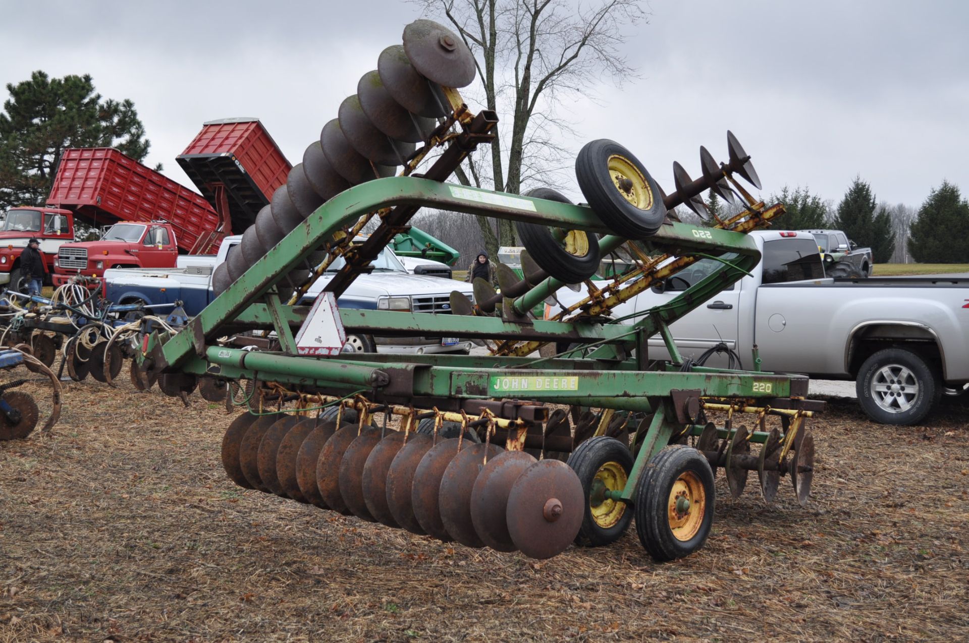 18’ John Deere 220 disc, hyd fold, 9 inch spacing - Image 3 of 15