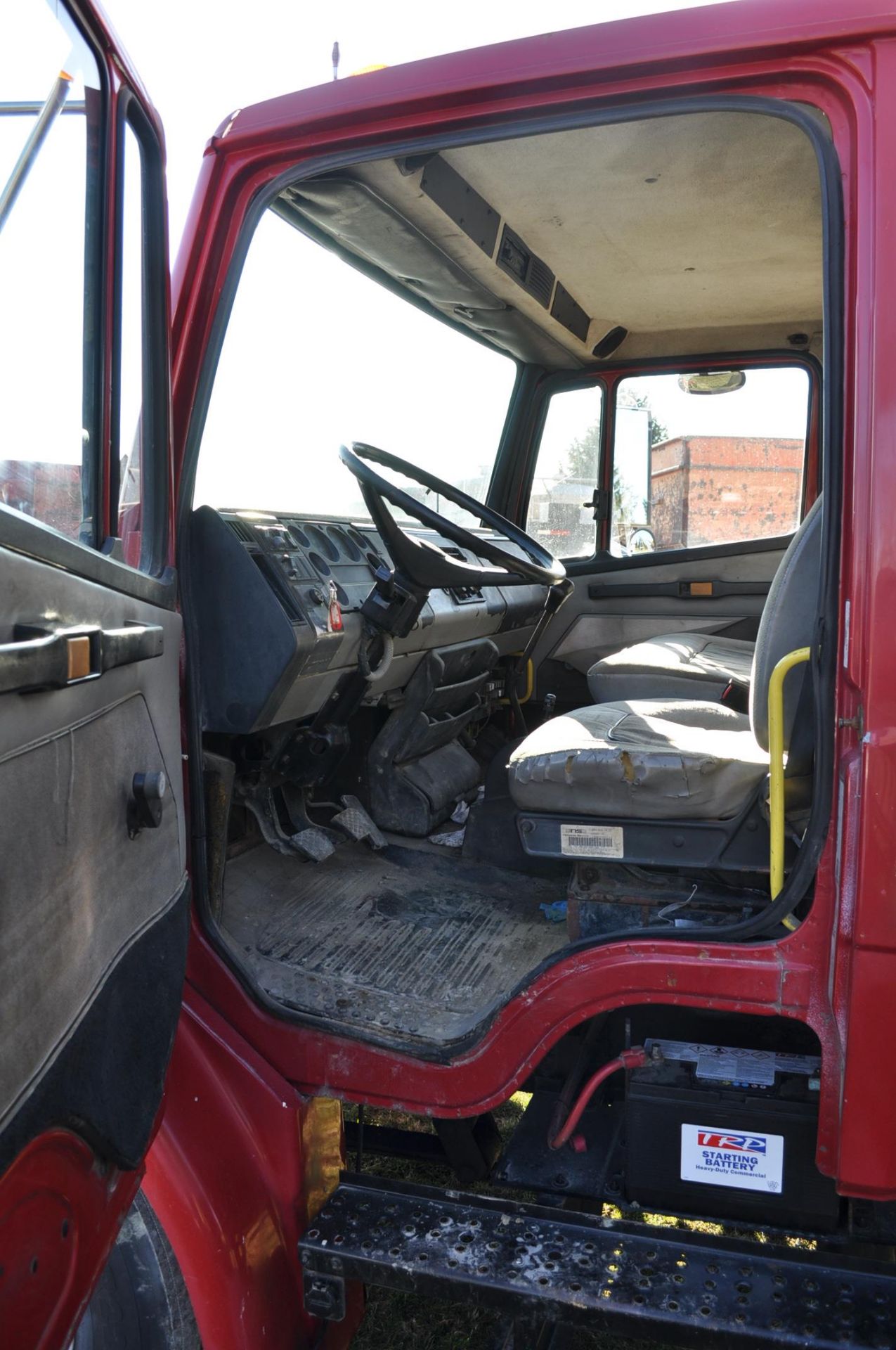 1999 Freightliner FL60 box truck, 20' box with roll up door, single axle, CAT 3126, 5 sp, hyd brake - Image 13 of 25