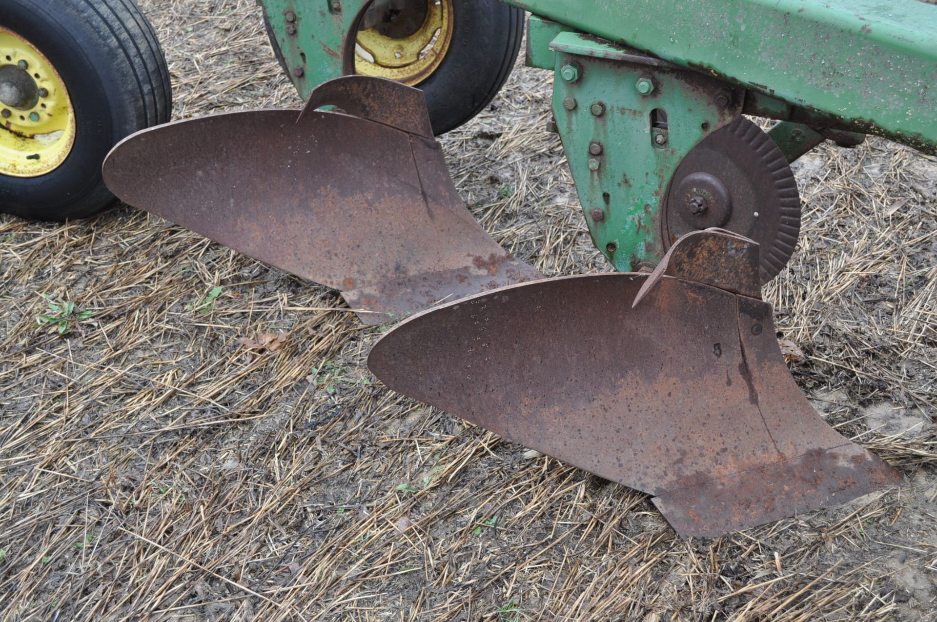 John Deere 1350-1450 5 x 16” plow, hyd tail wheel, coulters - Image 7 of 9