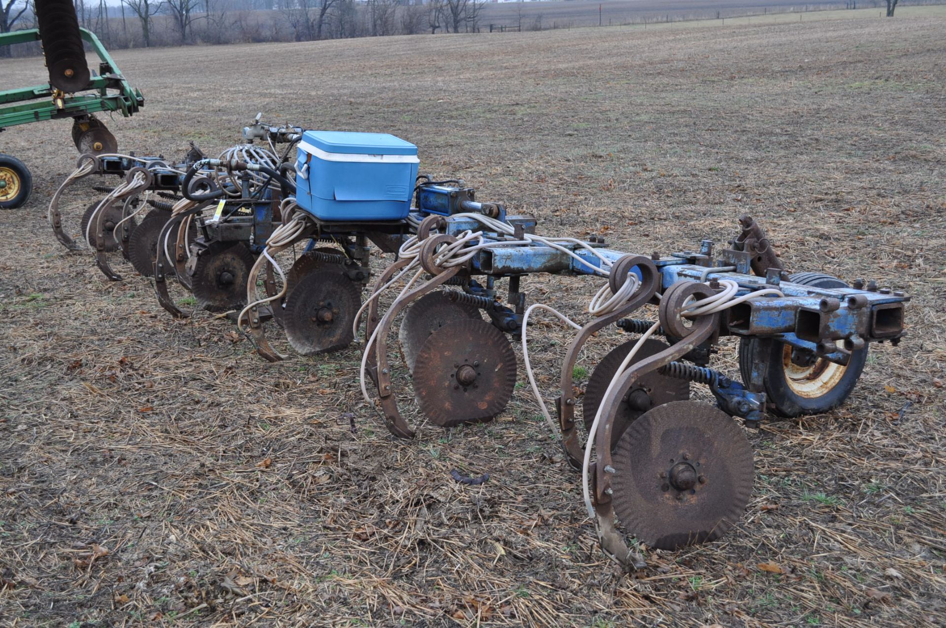 11-shank Blu Jet NH3 bar, 3 pt, hyd fold, gauge wheels, rear hitch, leading coulters