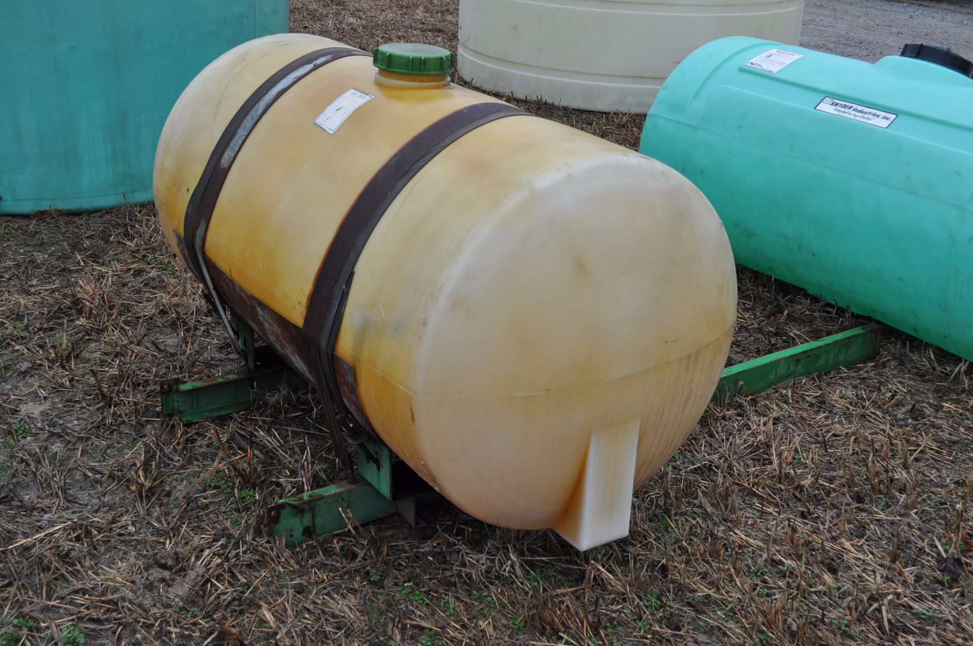 200 gallon round poly tank with cradle - Image 3 of 4