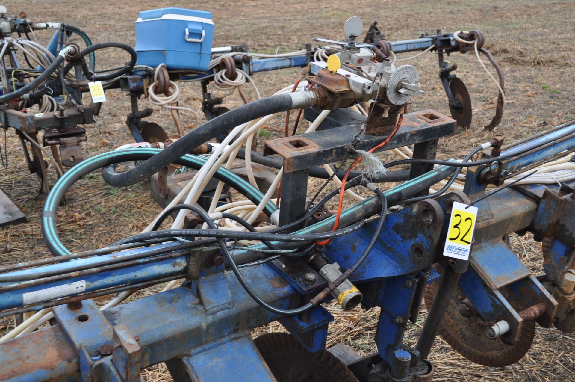 11-shank Blu Jet NH3 bar, 3 pt, hyd fold, gauge wheels, rear hitch, leading coulters - Image 6 of 9