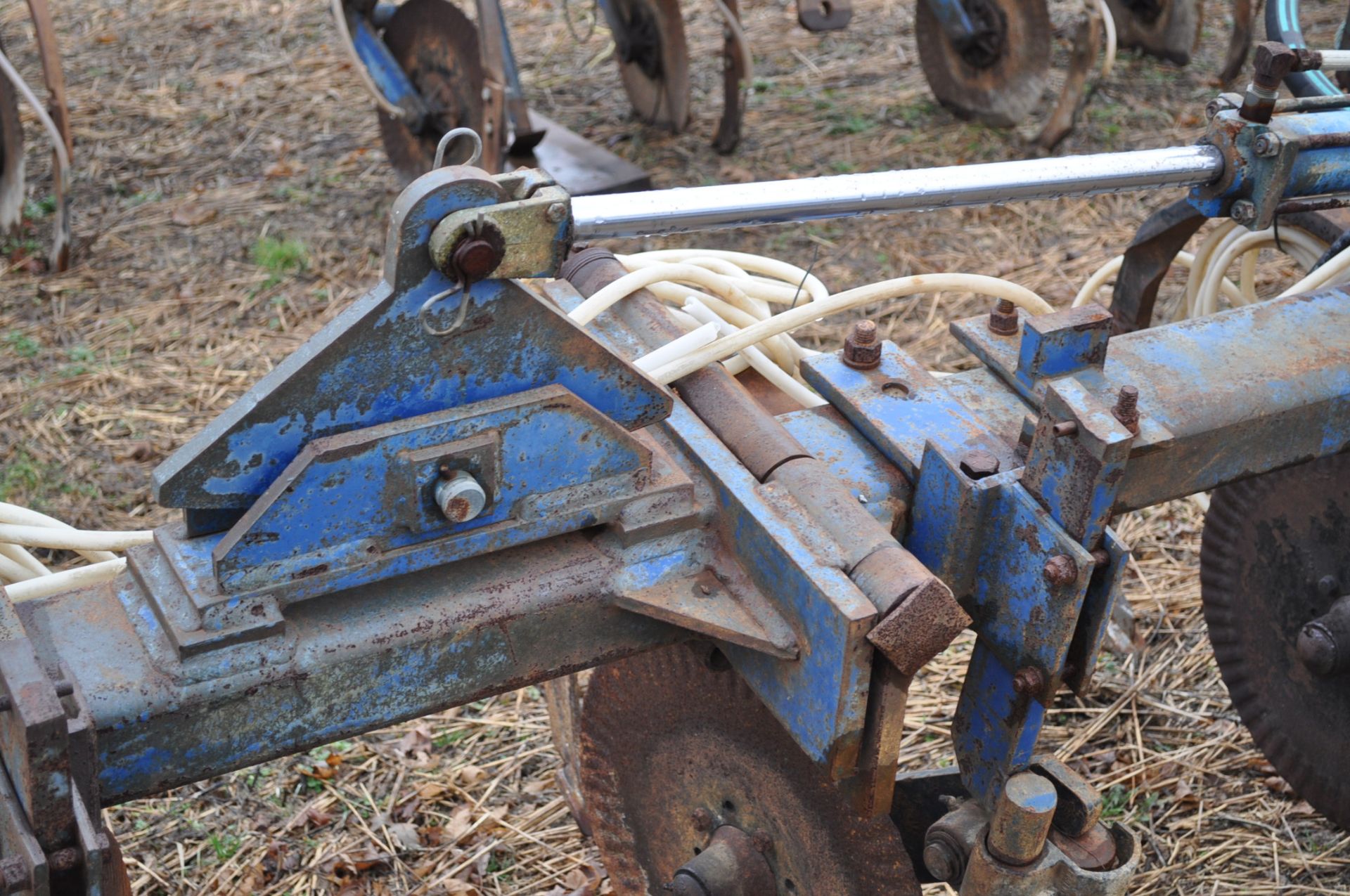 11-shank Blu Jet NH3 bar, 3 pt, hyd fold, gauge wheels, rear hitch, leading coulters - Image 5 of 9