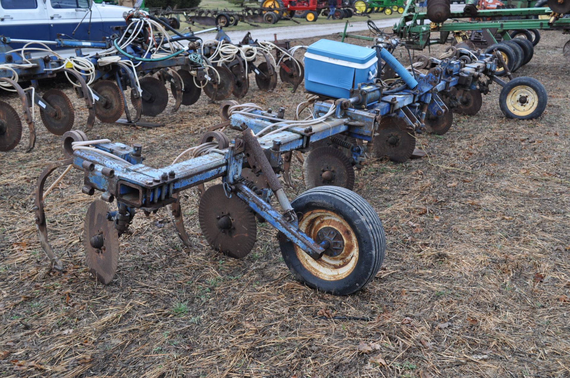 11-shank Blu Jet NH3 bar, 3 pt, hyd fold, gauge wheels, rear hitch, leading coulters - Image 4 of 10