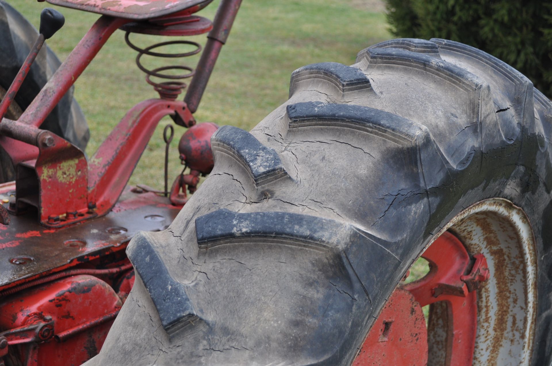 McCormick Farmall H tractor, 12.4-38 rear, narrow front, side pulley, 540 pto, SN FBH273308XL - Image 6 of 14