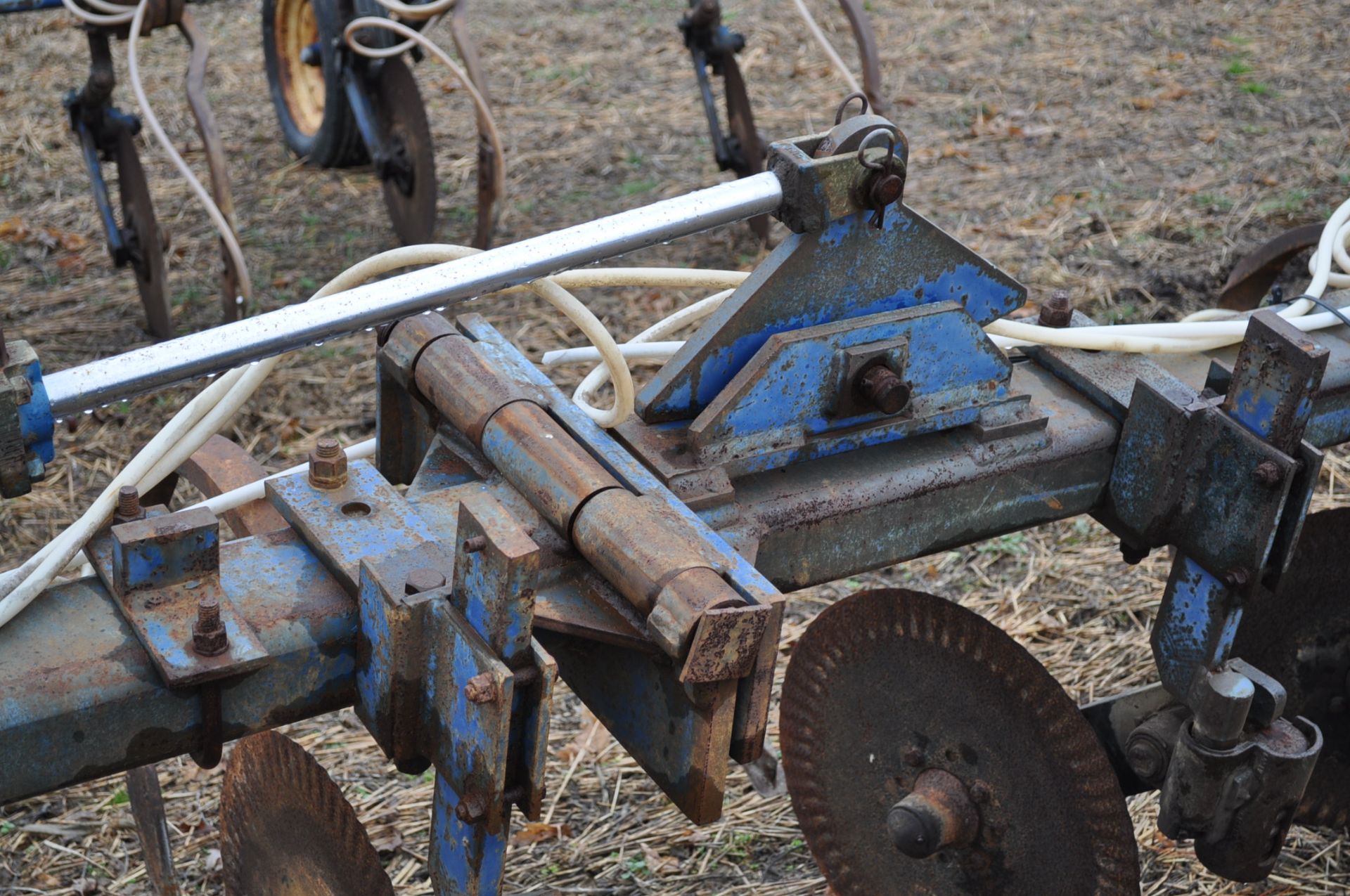 11-shank Blu Jet NH3 bar, 3 pt, hyd fold, gauge wheels, rear hitch, leading coulters - Image 7 of 9