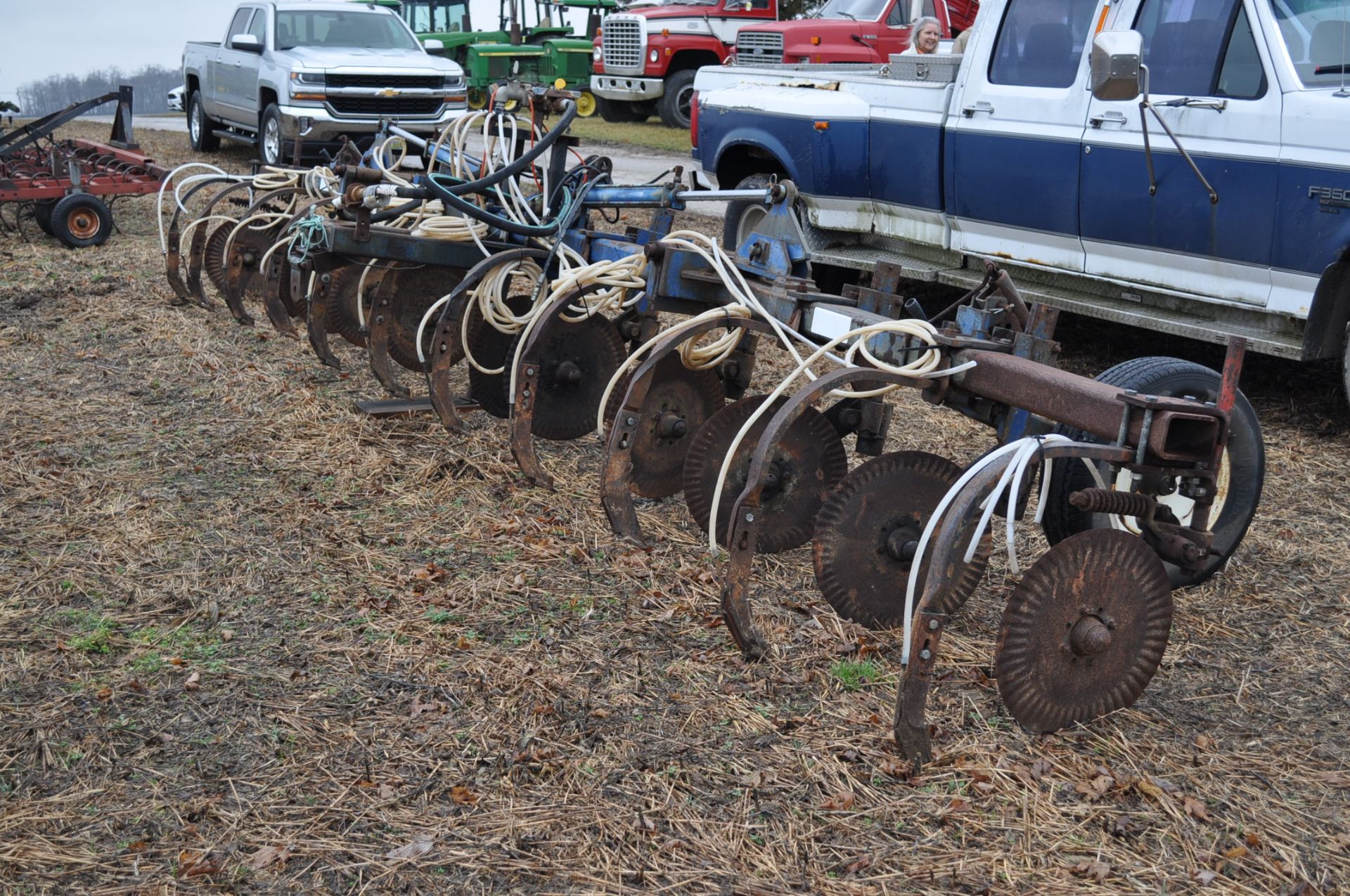 11-shank Blu Jet NH3 bar, 3 pt, hyd fold, gauge wheels, rear hitch, leading coulters - Image 3 of 9