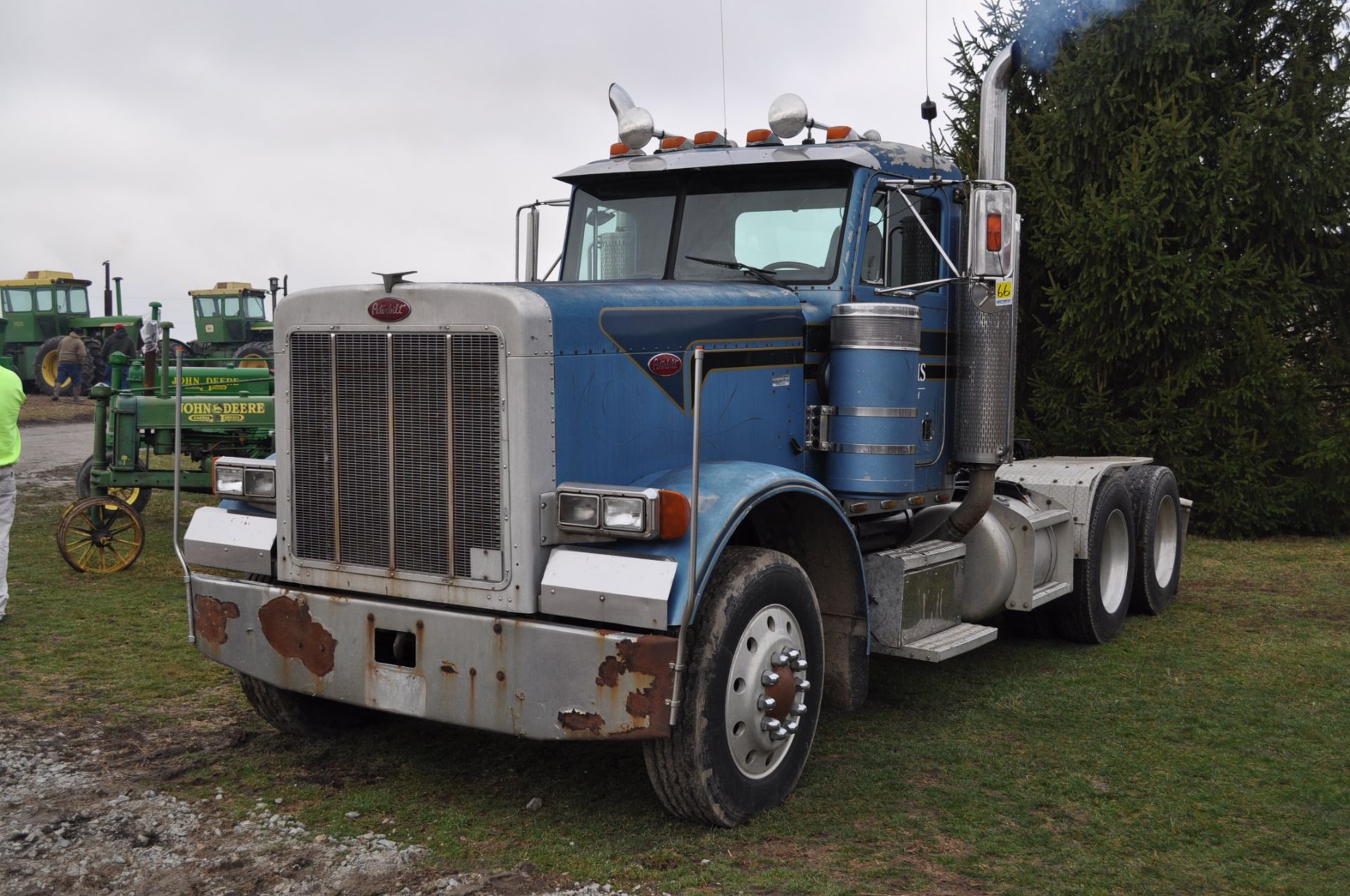 1988 Peterbilt 379 semi, ext hood, 444 Cummins, 15-speed, Peterbilt Air Leaf, single line wet kit,