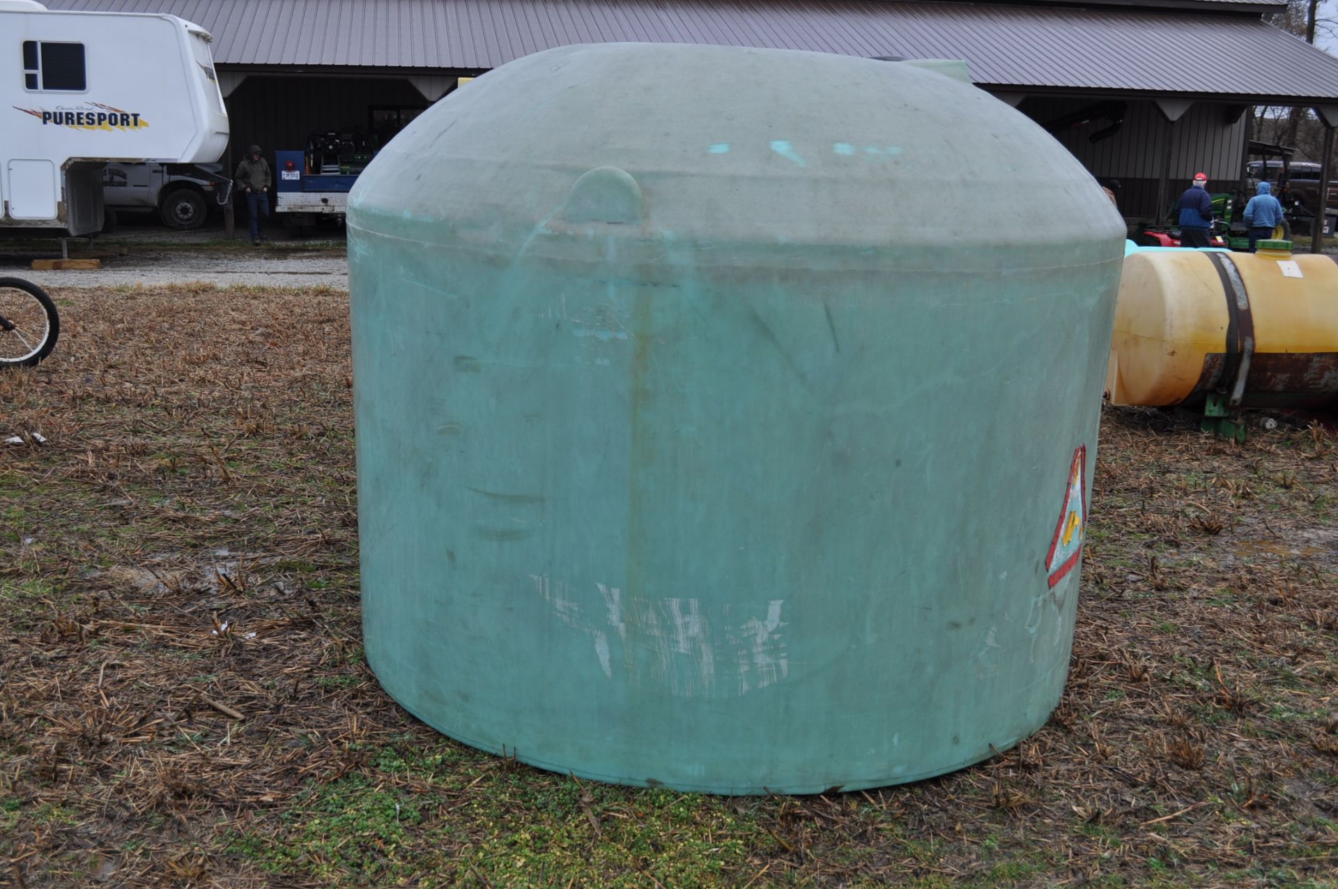 1200 gallon flat bottom poly tank, hole in top - Image 2 of 7