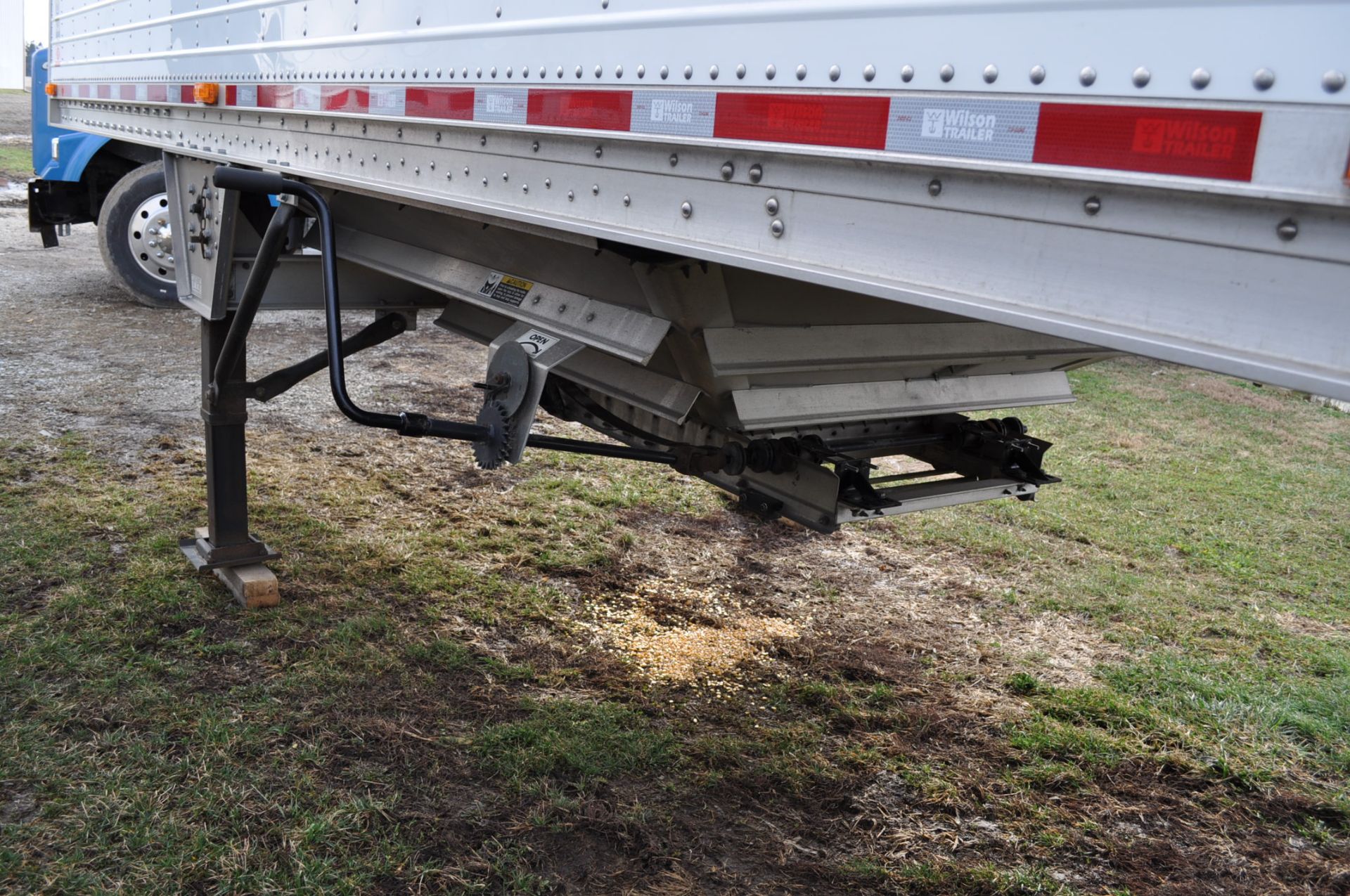 2012 40’ Wilson Grain Trailer ss front and rear panels, LED lights, air ride, 8 aluminum rims, 24. - Image 6 of 13