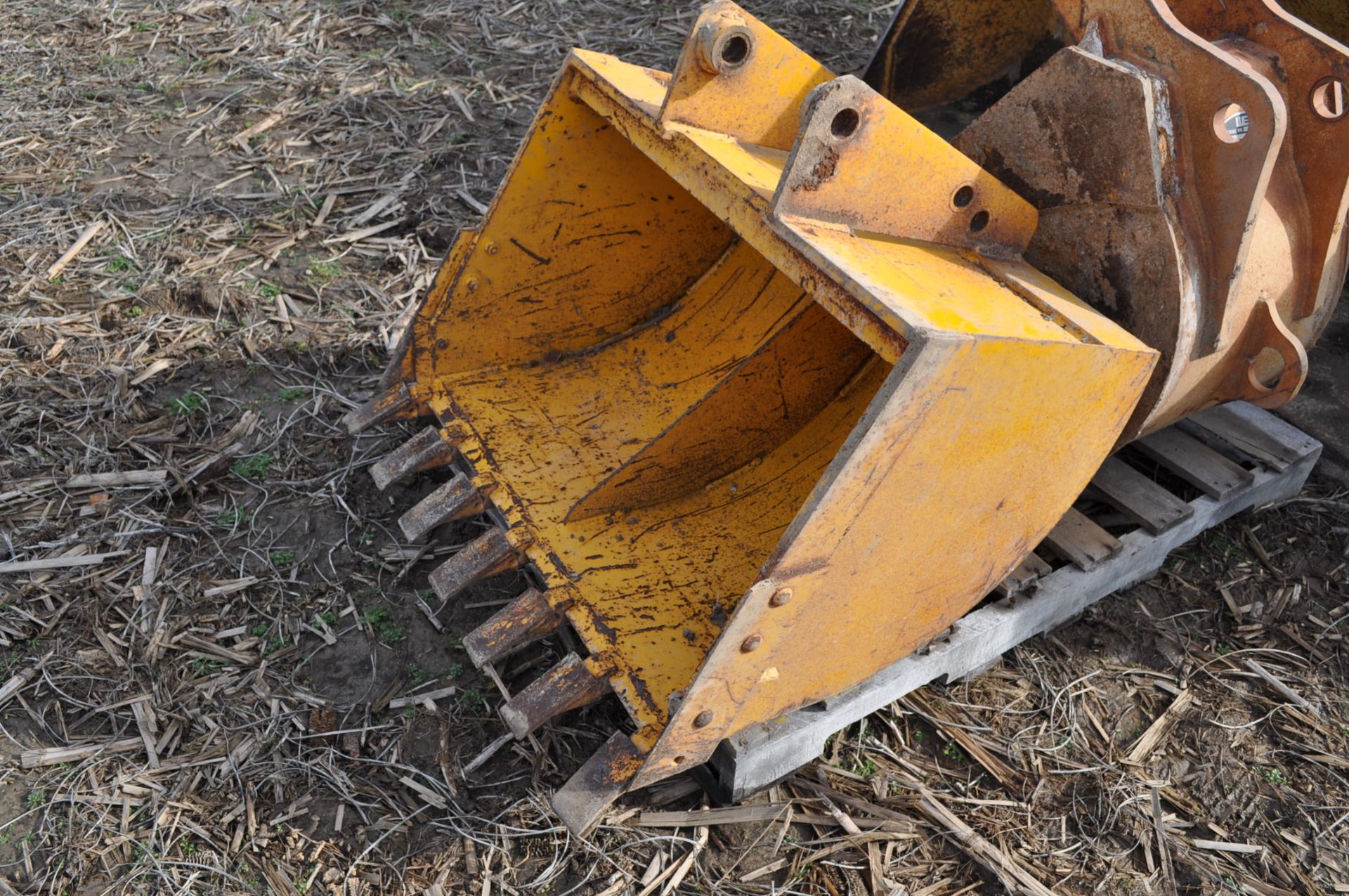 36" Backhoe bucket to fit John Deere 310 SE - Image 3 of 4