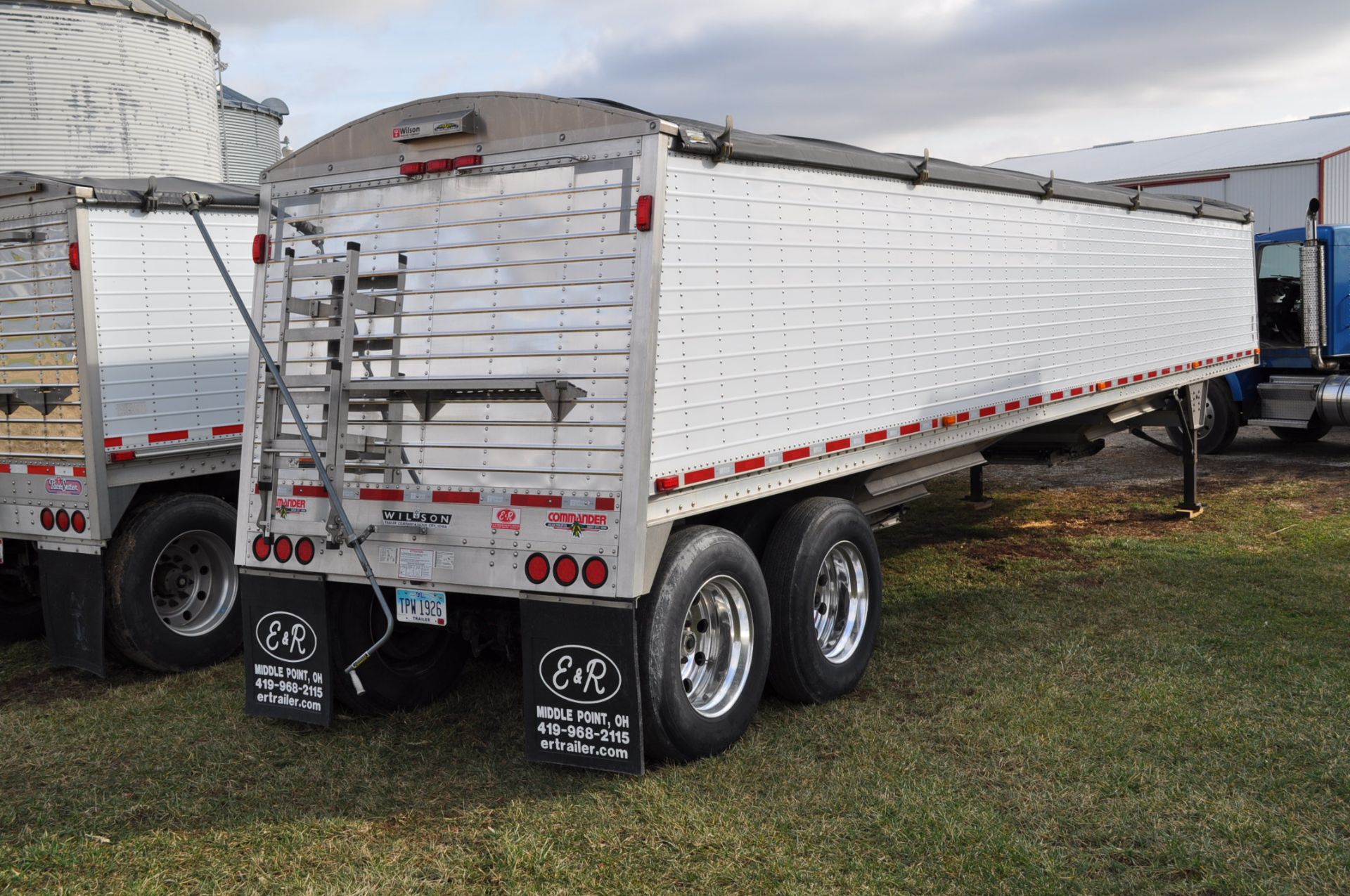 2012 40’ Wilson Grain Trailer ss front and rear panels, LED lights, air ride, 8 aluminum rims, 24. - Image 3 of 13