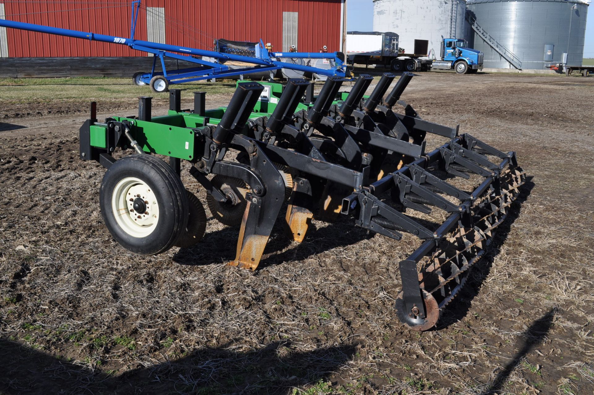 Unverferth Subsoiler, 6 shank with coulters, gauge wheels, mounted rear rolling basket, 3 pt - Image 2 of 7