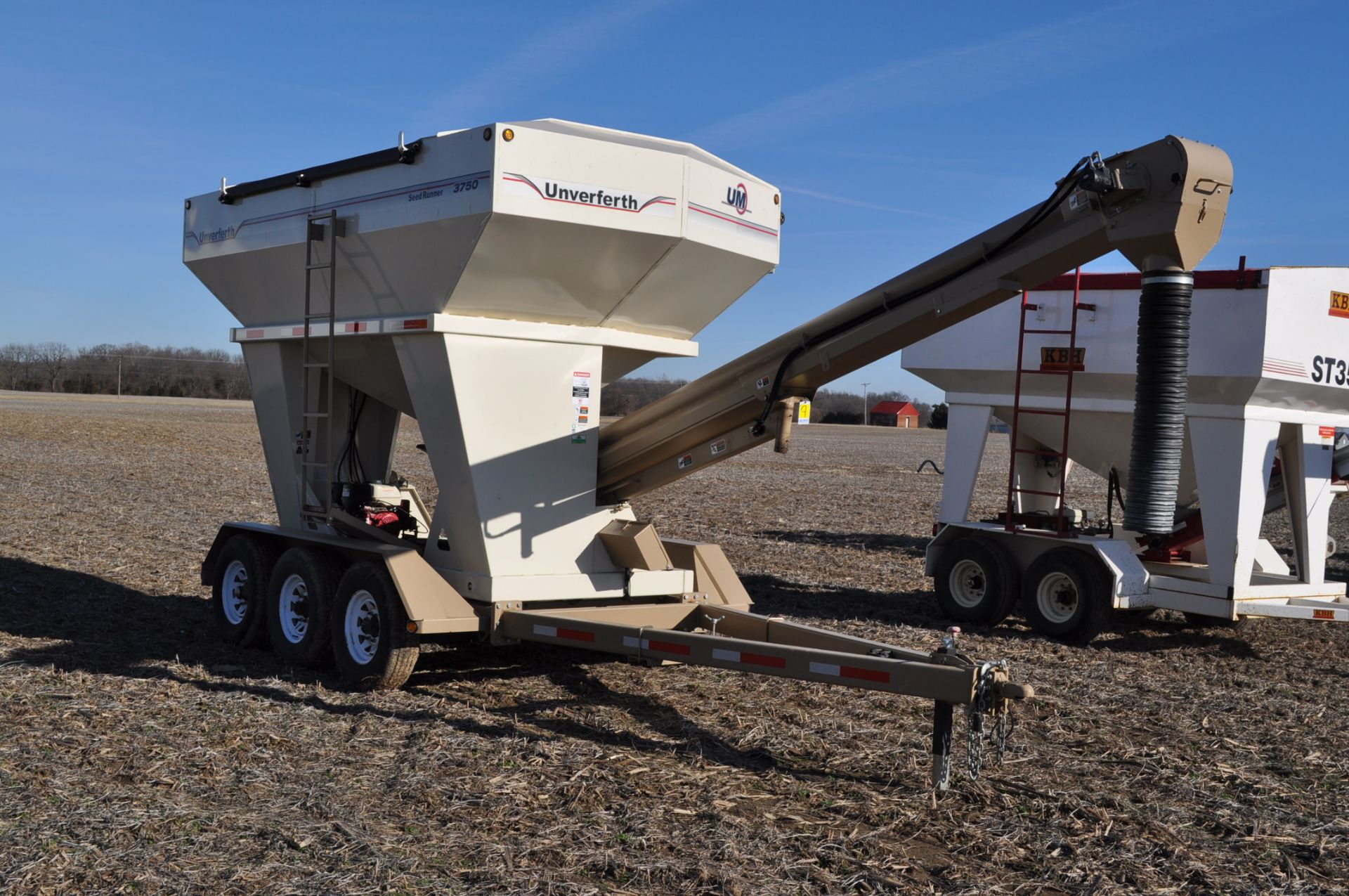 3750 Unverferth Seed Runner Seed Tender, tri-axle, 2 5/16 ball hitch, 18 ft seed conveyor, Honda - Image 4 of 19