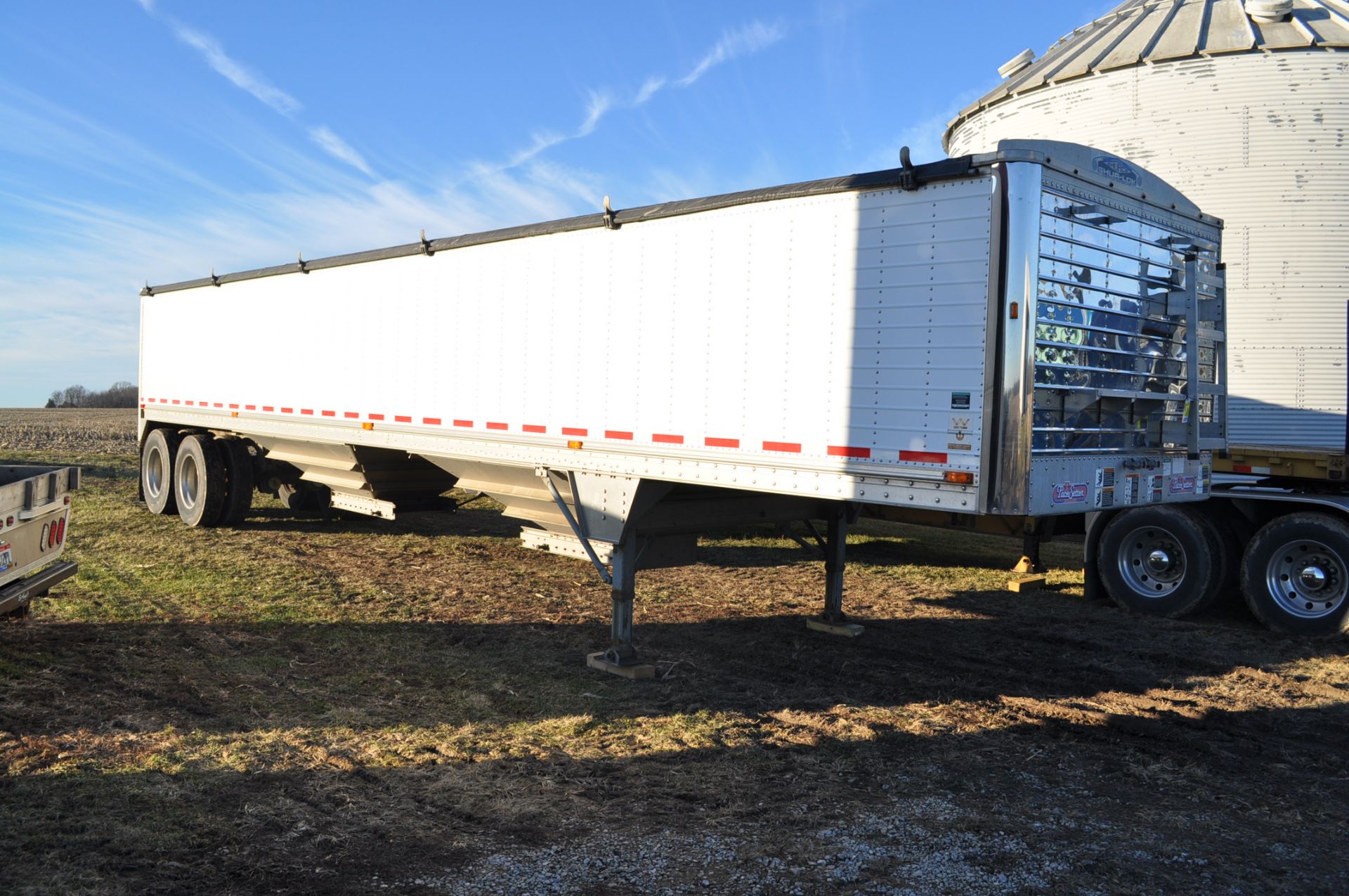 2000 40’ Wilson Grain Trailer ss front and rear panels, spring ride, aluminum outer and steel - Image 4 of 16