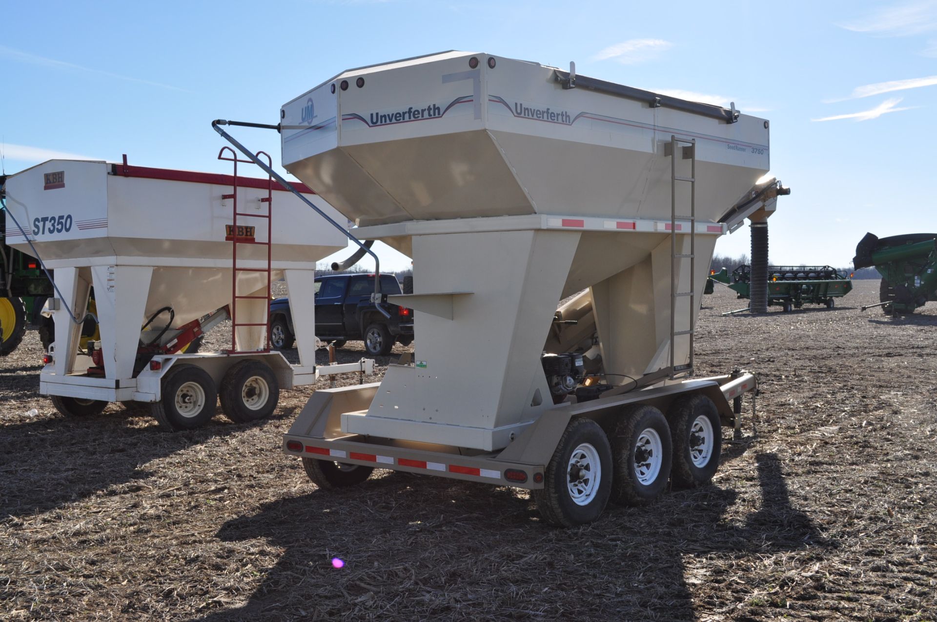 3750 Unverferth Seed Runner Seed Tender, tri-axle, 2 5/16 ball hitch, 18 ft seed conveyor, Honda - Image 3 of 19