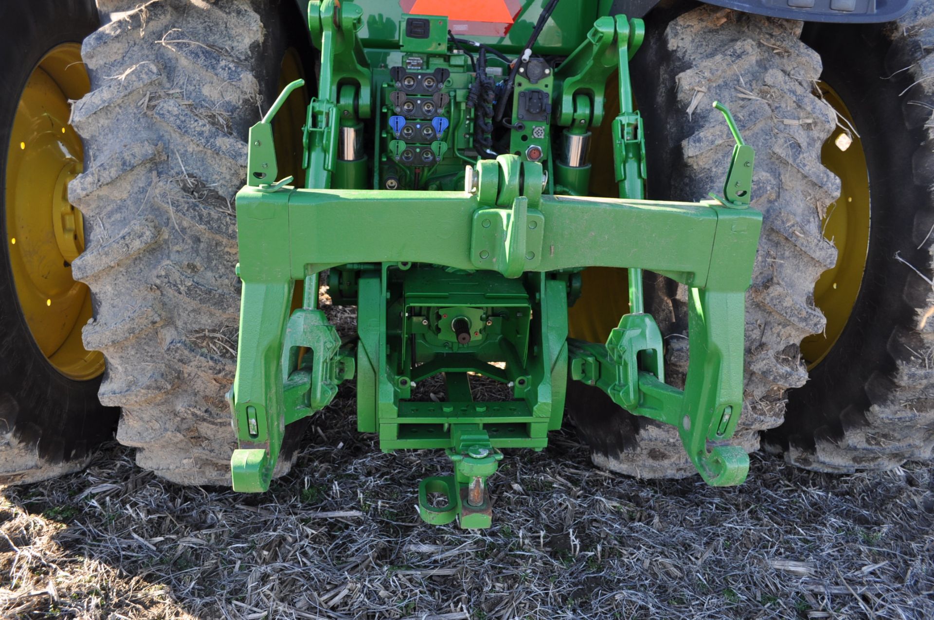 John Deere 8225R MFWD Tractor 480/80 R46 duals, 420/90R30 front duals, power shift, 5 hyd remotes, - Image 18 of 24