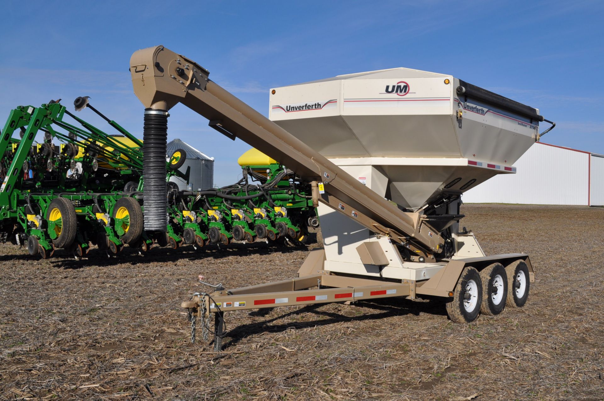 3750 Unverferth Seed Runner Seed Tender, tri-axle, 2 5/16 ball hitch, 18 ft seed conveyor, Honda