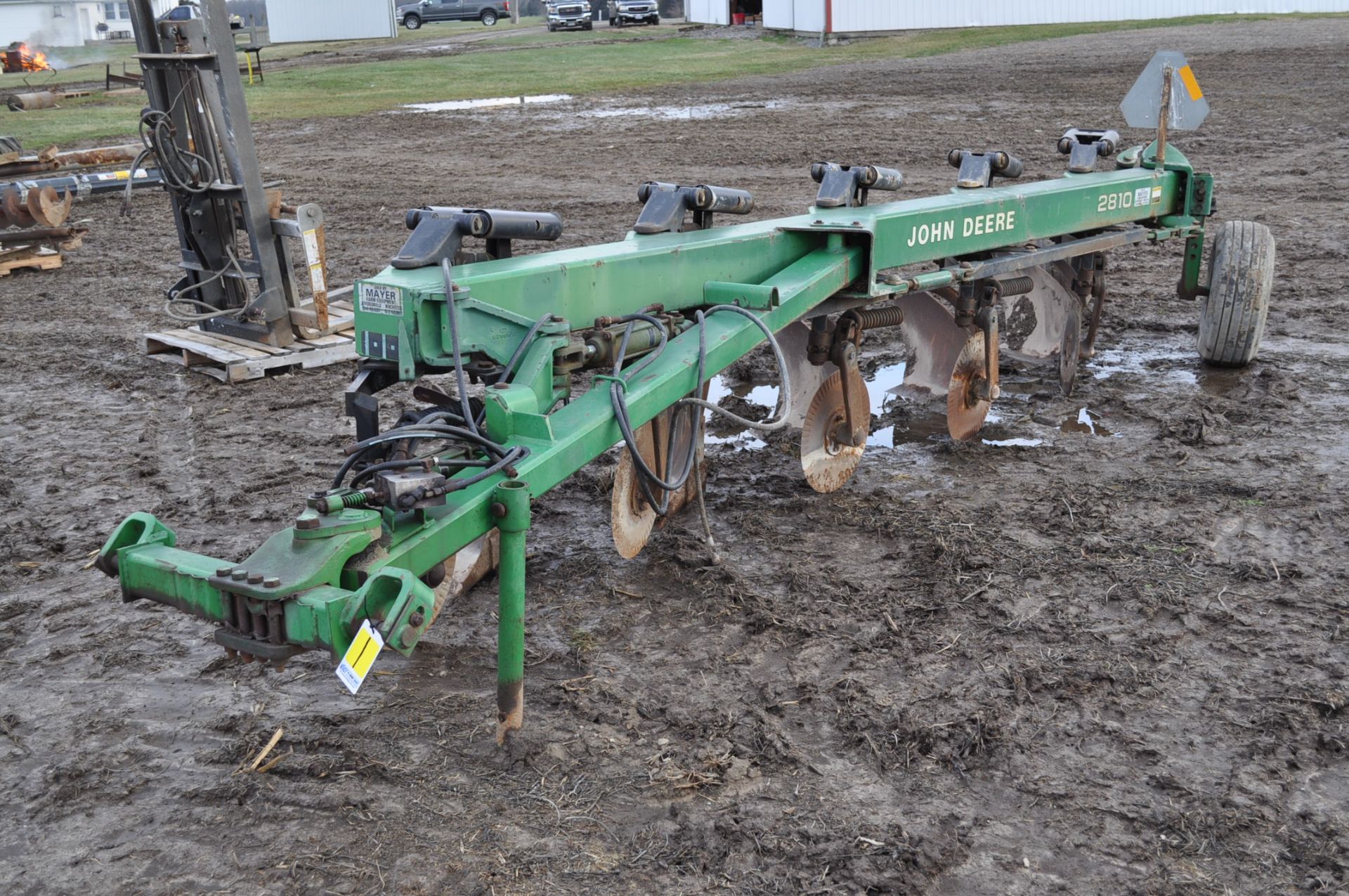John Deere 2810, 5 bottom moldboard plow, spring reset