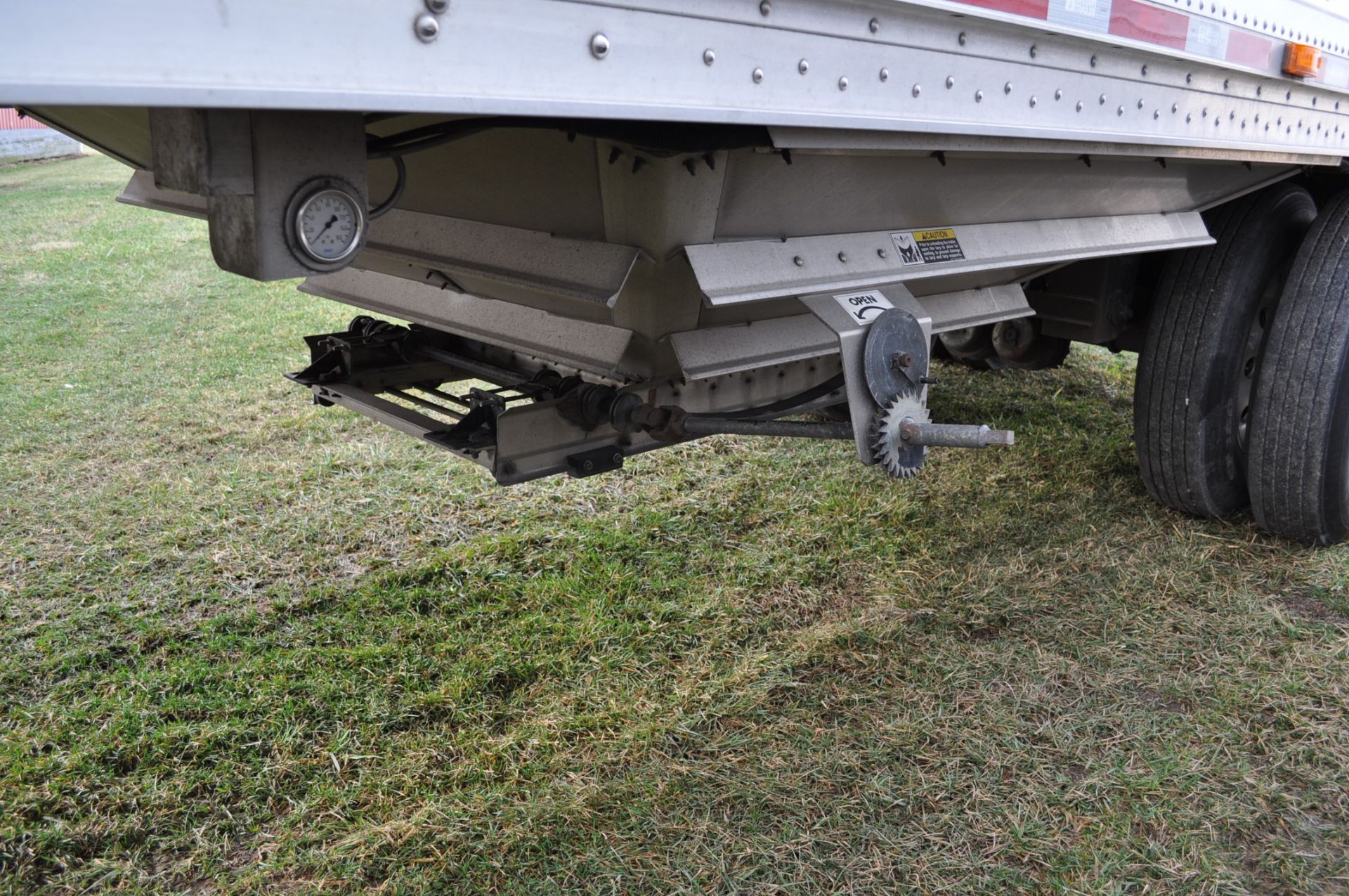 2012 40’ Wilson Grain Trailer ss front and rear panels, LED lights, air ride, 8 aluminum rims, 24. - Image 7 of 13