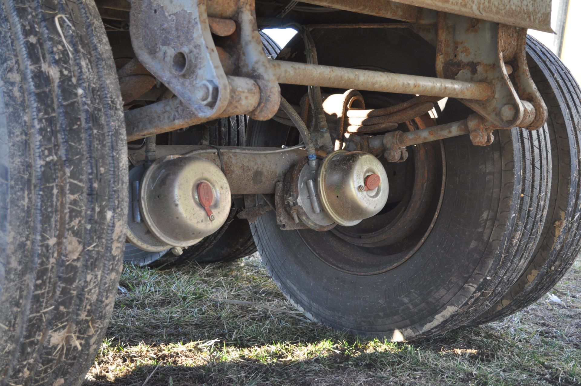 2000 40’ Wilson Grain Trailer ss front and rear panels, spring ride, aluminum outer and steel - Image 16 of 16