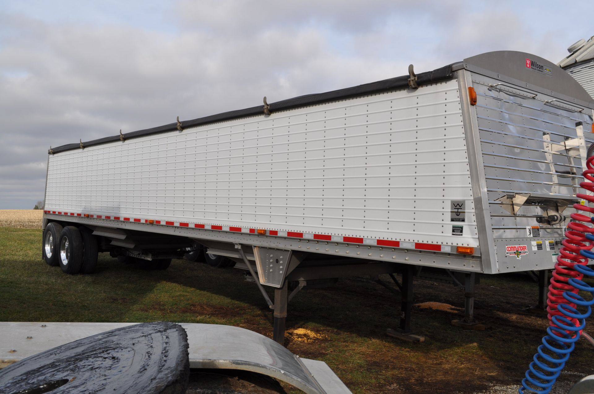 2012 40’ Wilson Grain Trailer ss front and rear panels, LED lights, air ride, 8 aluminum rims, 24. - Image 4 of 13