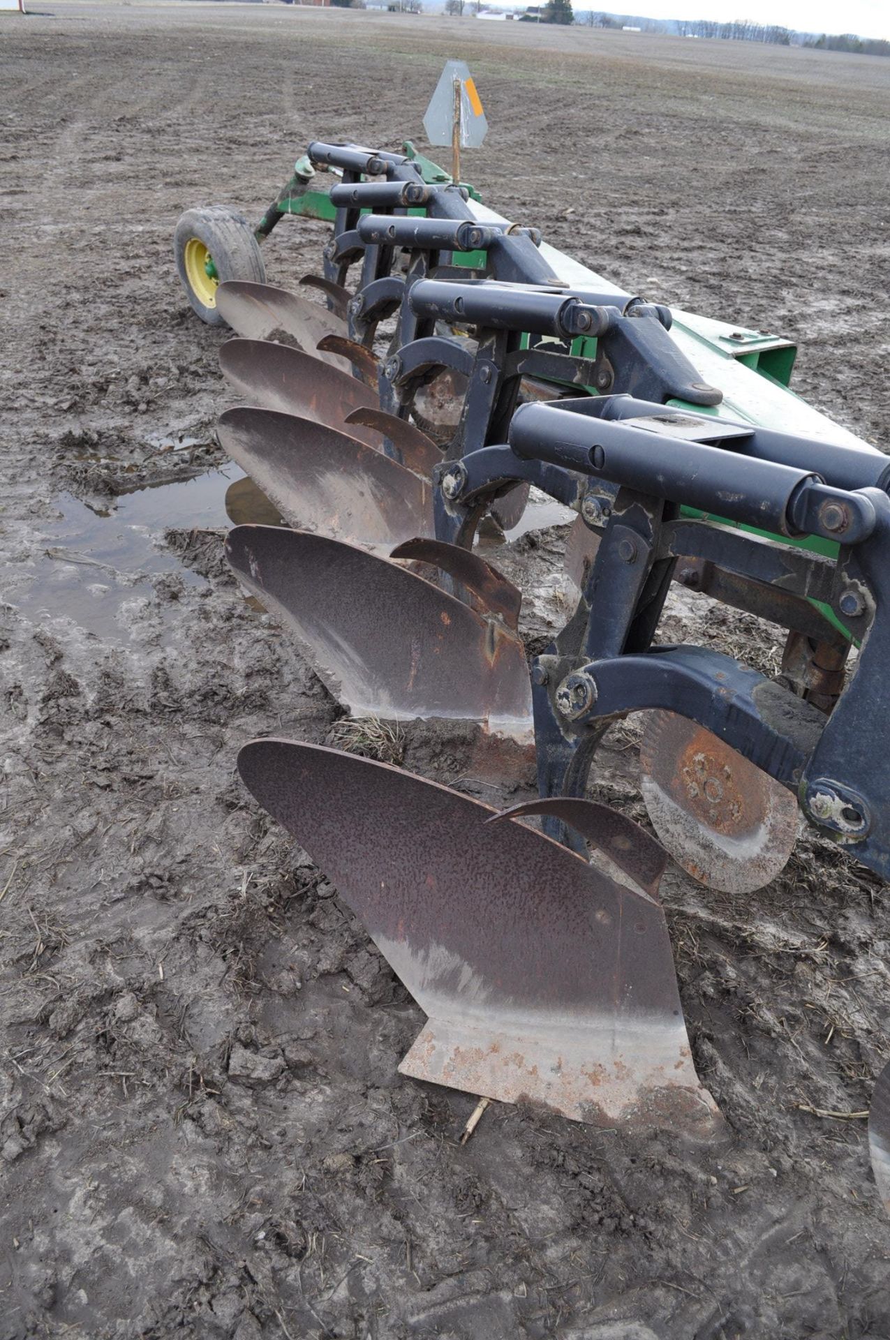 John Deere 2810, 5 bottom moldboard plow, spring reset - Image 7 of 7