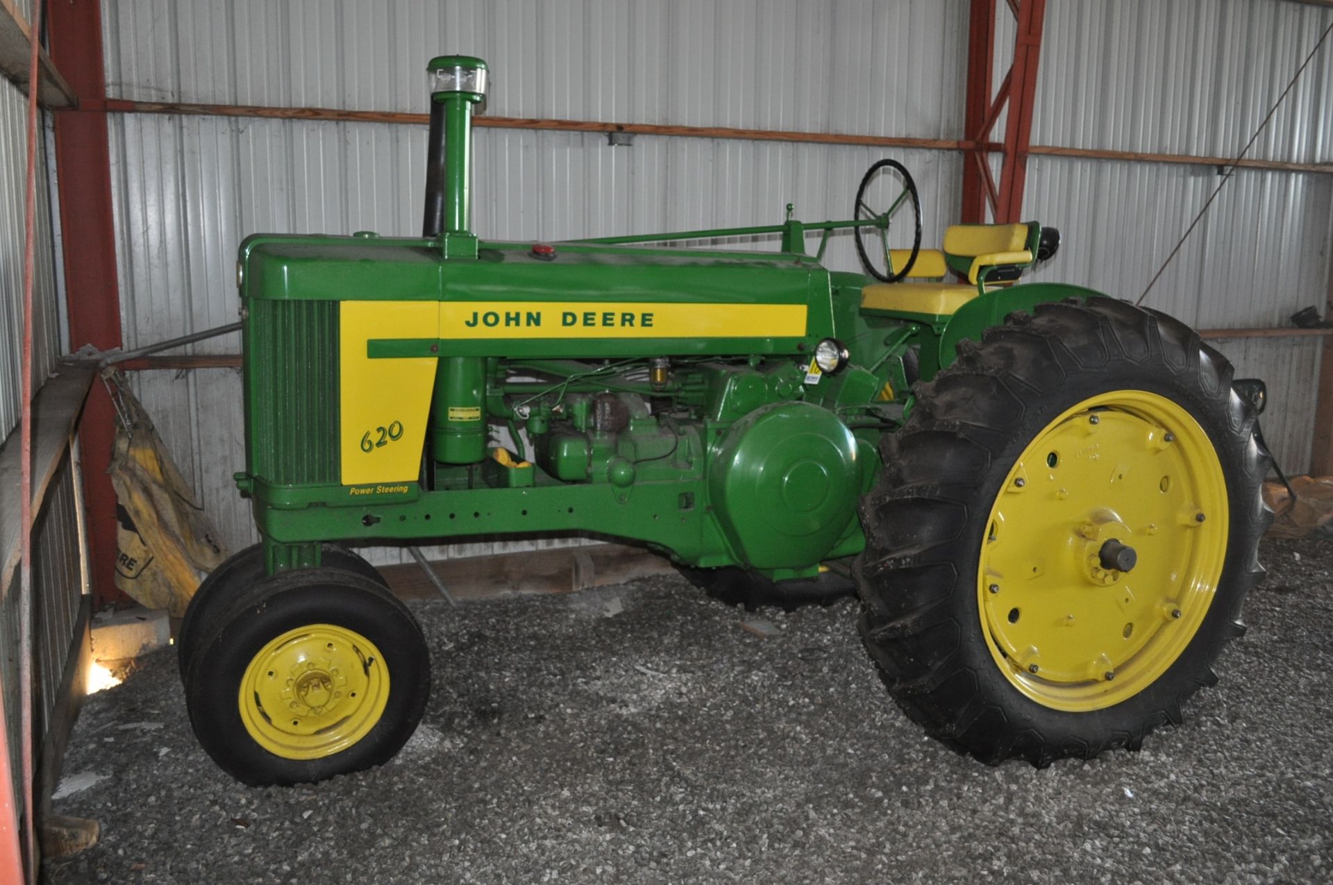 John Deere 620 Tractor, power steering, 3 pt with missing top link and lower arms, Pto, 1 hyd