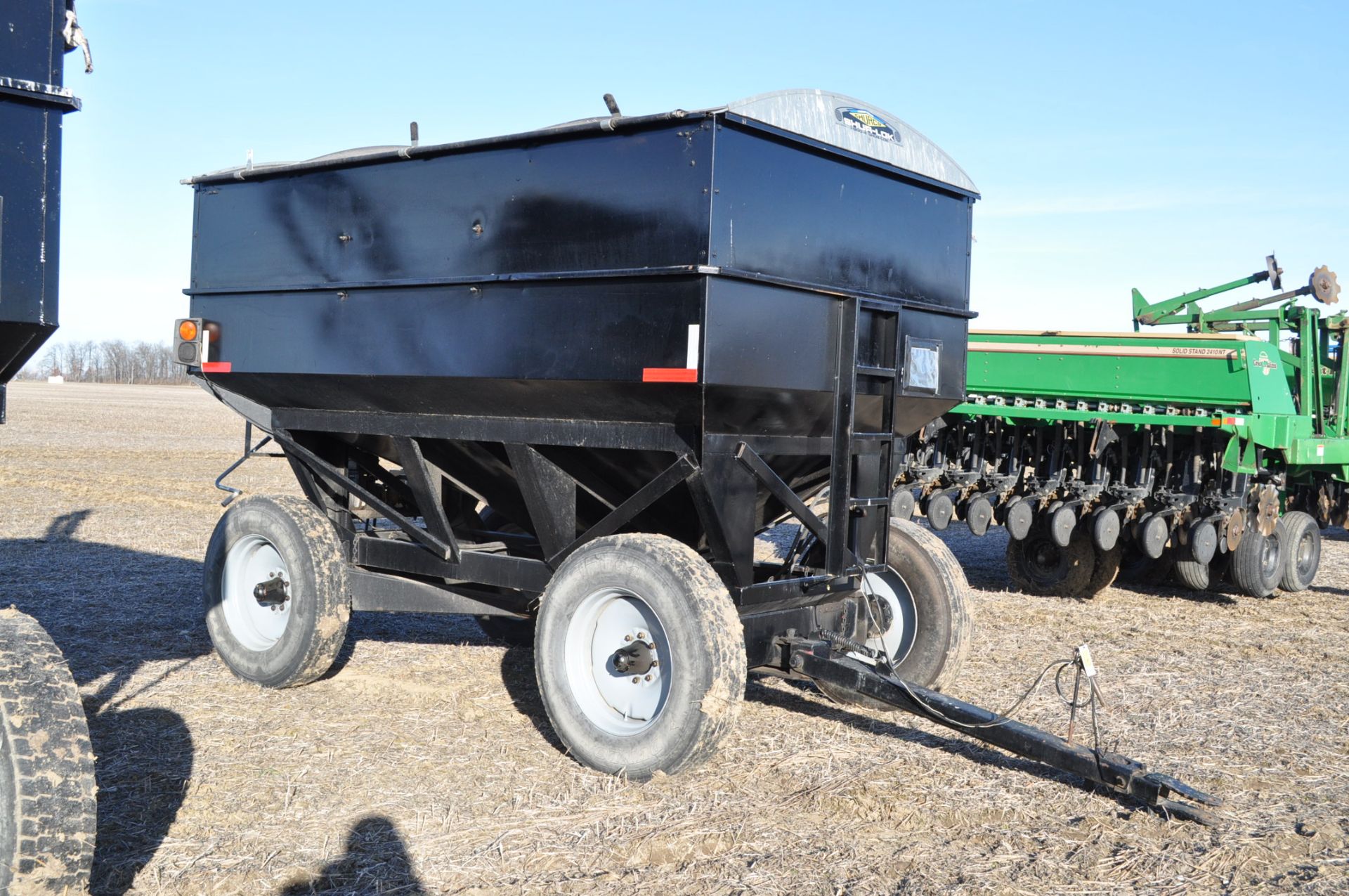 J & M 350 gravity seed wagon, 11 R 24.5 tires, 15’ poly cup auger, 3 section spout, Augermate hyd - Image 4 of 19