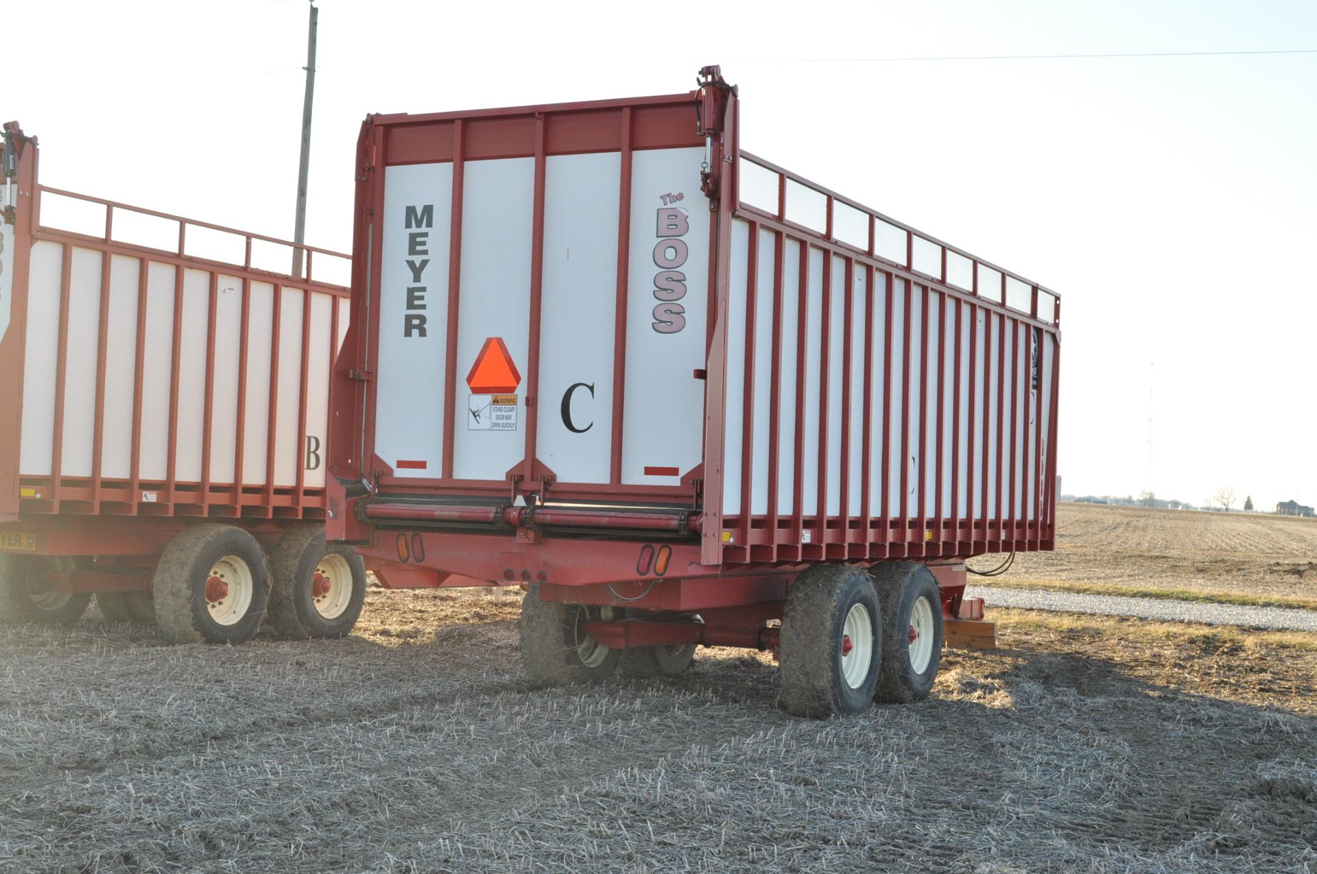 Meyer 8124 silage wagon, chain floor, 425/65 R 22.5 tires, tandem axle, hyd rear door, lights, - Image 3 of 12