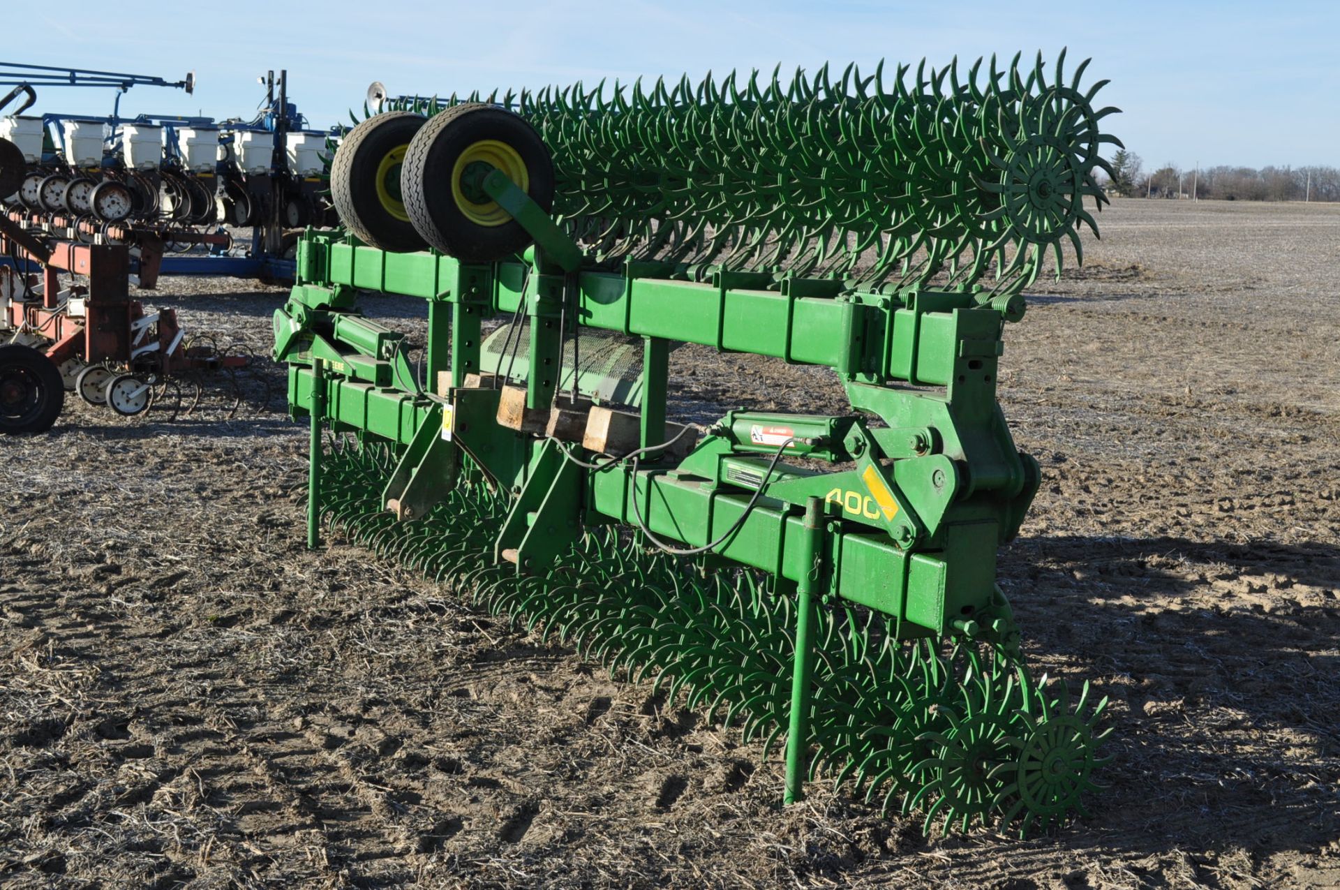 30’ John Deere 400 rotary hoe, hyd flat fold, 3 pt, wing wheels - Image 2 of 14