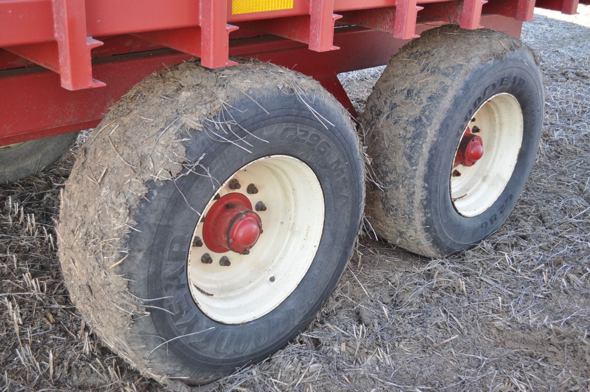 Meyer 8124 silage wagon, chain floor, 425/65 R 22.5 tires, tandem axle, hyd rear door, lights, - Image 7 of 12