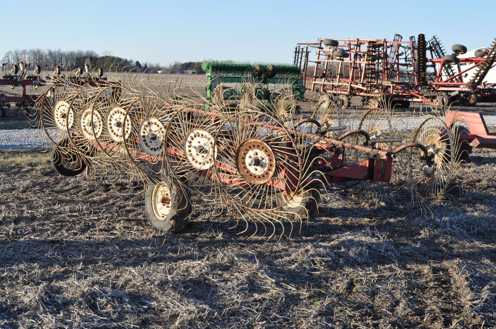 H & S 12-wheel rake, hyd fold, kickerwheel - Image 2 of 11