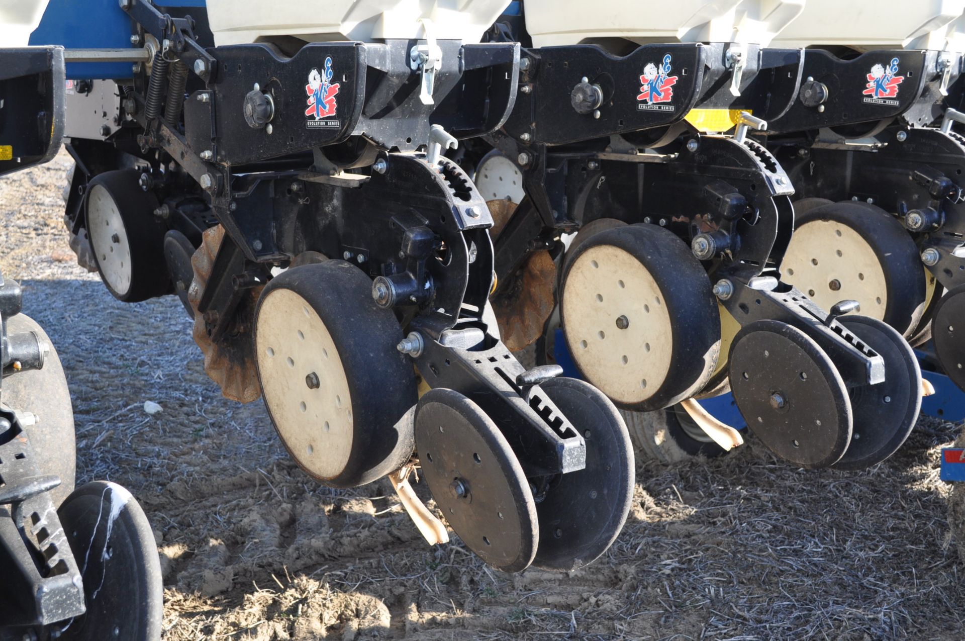 Kinze 3600 16/31 planter, no-till coulters, box ext, Keaton seed firmers, finger pick-up, rubber - Image 5 of 15