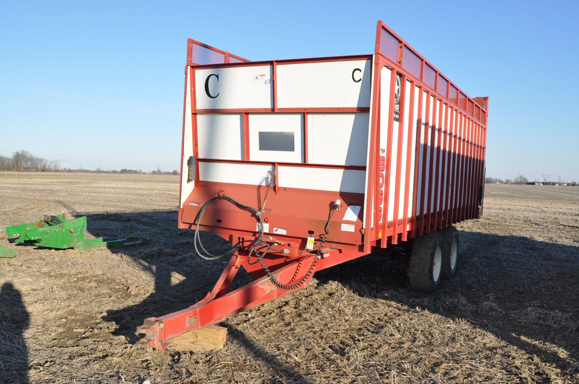 Meyer 8124 silage wagon, chain floor, 425/65 R 22.5 tires, tandem axle, hyd rear door, lights,