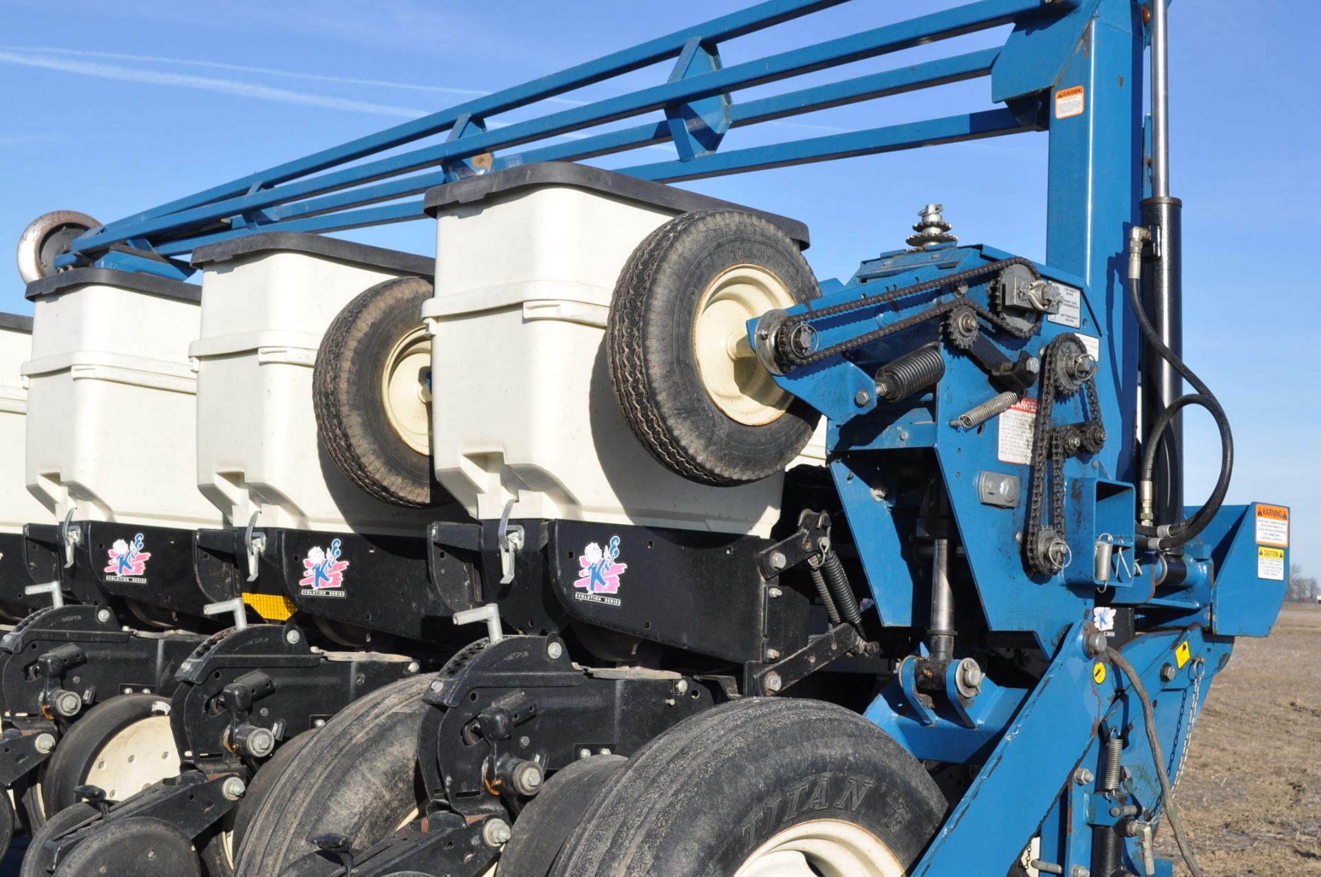 Kinze 3600 16/31 planter, no-till coulters, box ext, Keaton seed firmers, finger pick-up, rubber - Image 8 of 15