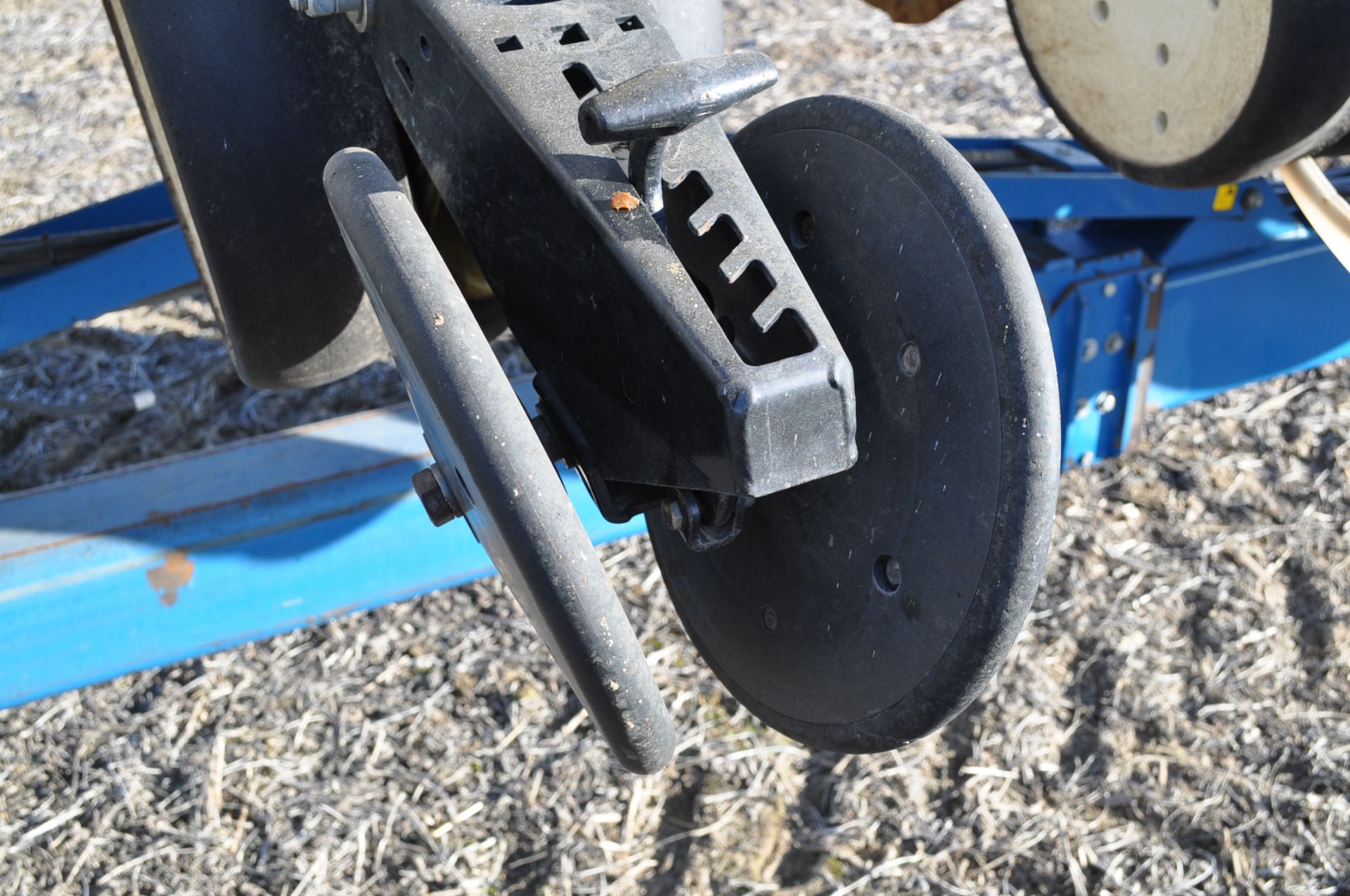 Kinze 3600 16/31 planter, no-till coulters, box ext, Keaton seed firmers, finger pick-up, rubber - Image 15 of 15