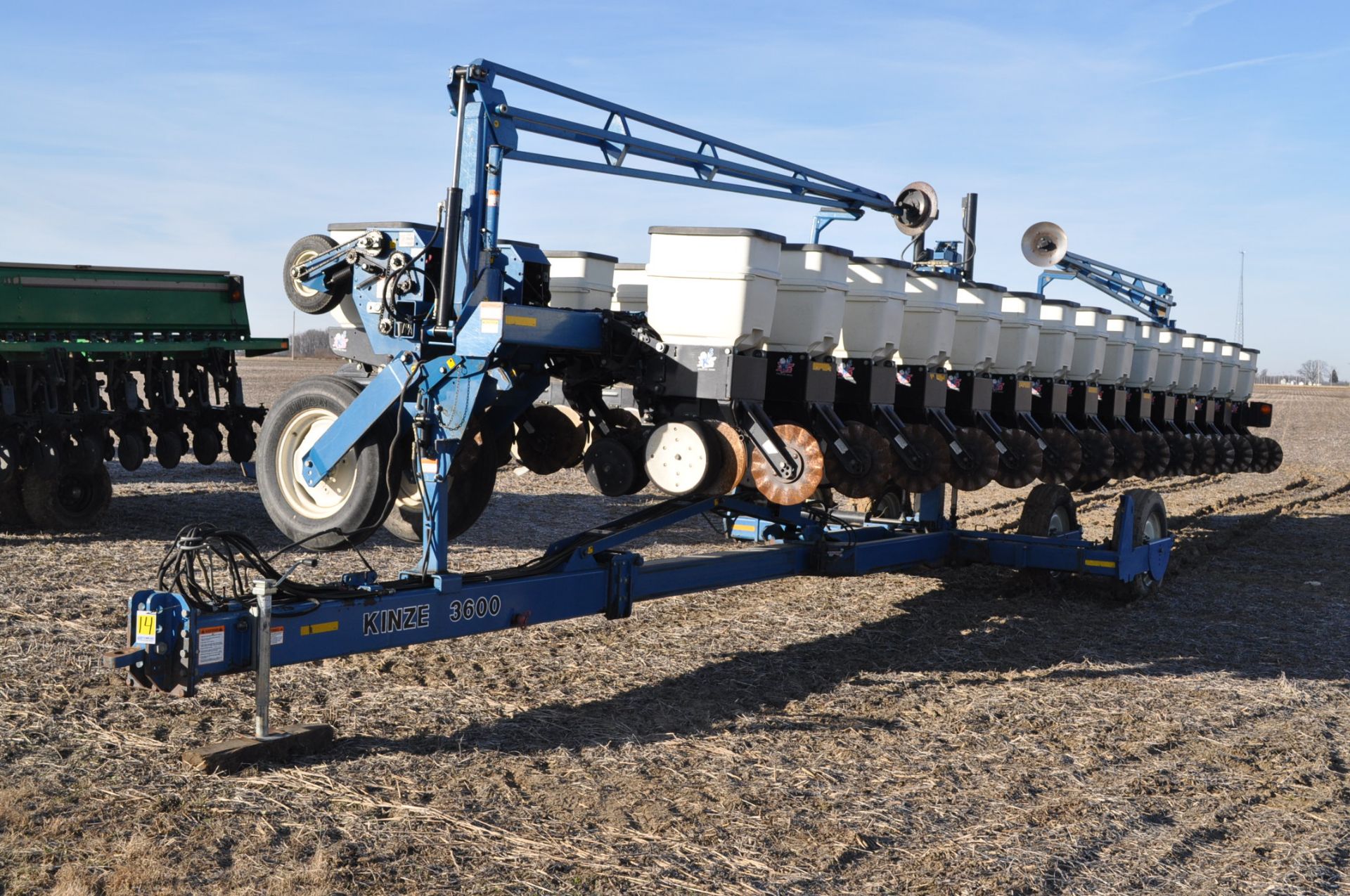 Kinze 3600 16/31 planter, no-till coulters, box ext, Keaton seed firmers, finger pick-up, rubber - Image 2 of 15